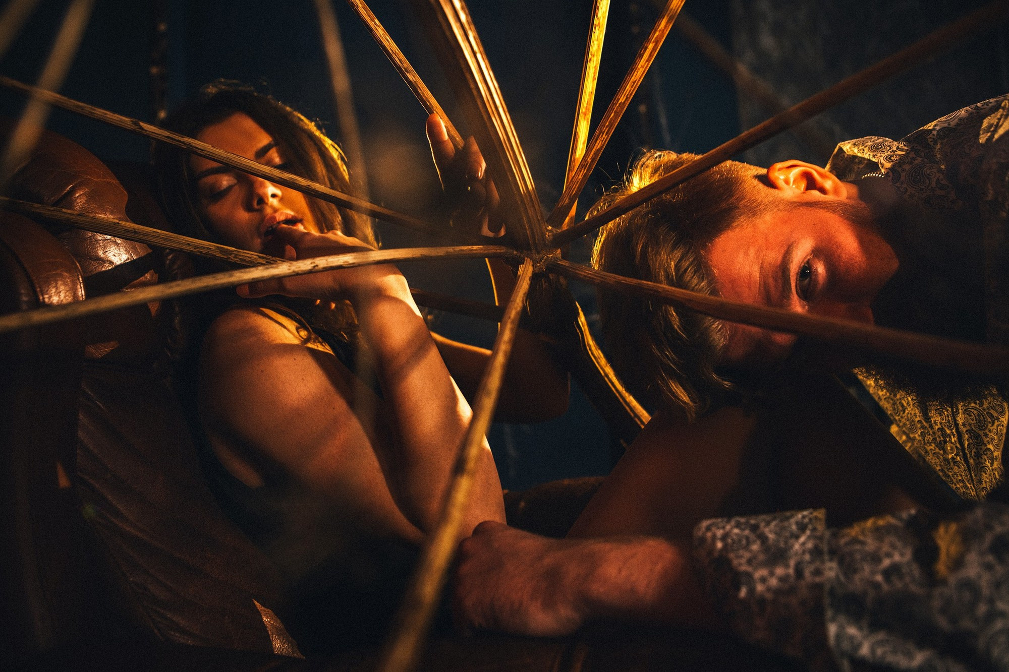 Студийная съемка лавстори стильных ребят