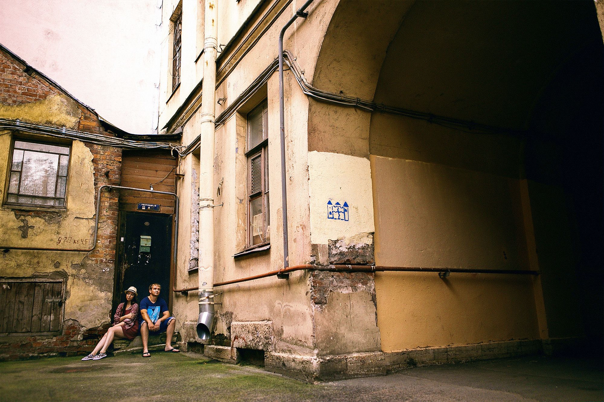 Лавстори на питерских улочках и колоритных дворах Васьки