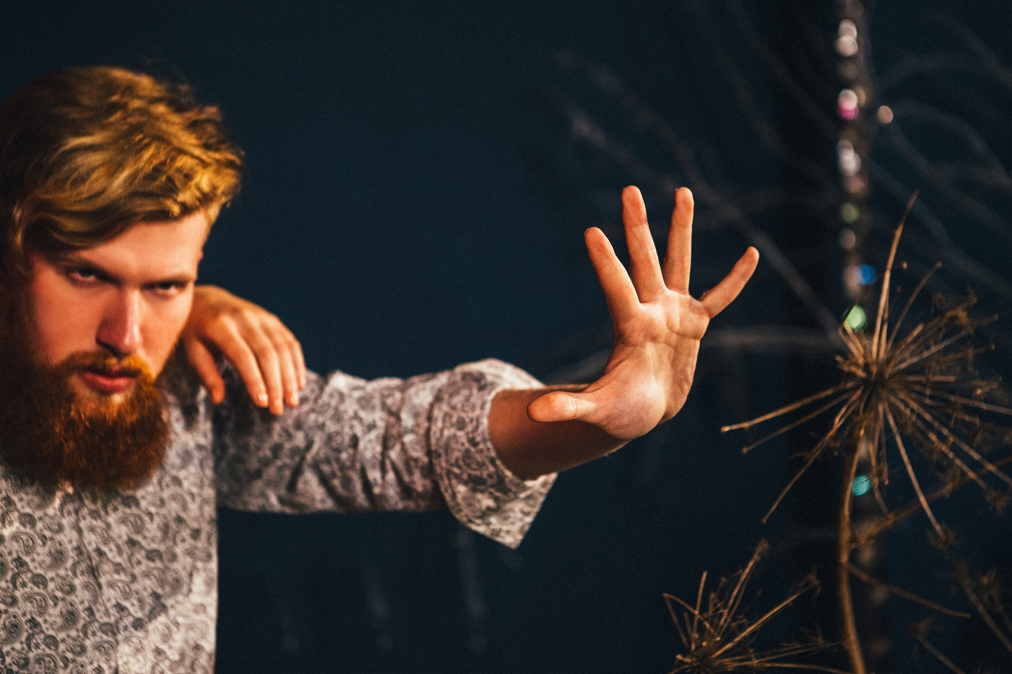 Студийная съемка лавстори стильных ребят