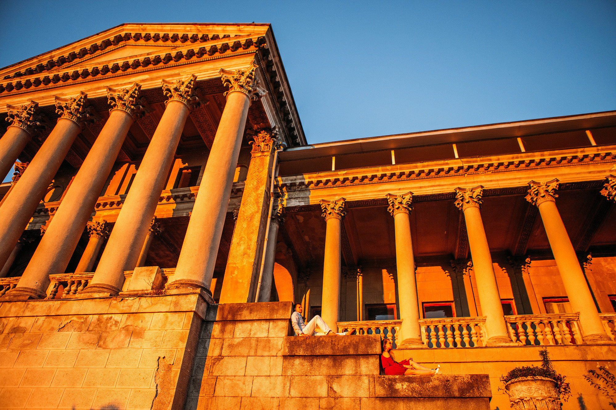 Лавстори в Сочи около заброшенного санатория Орджоникидзе