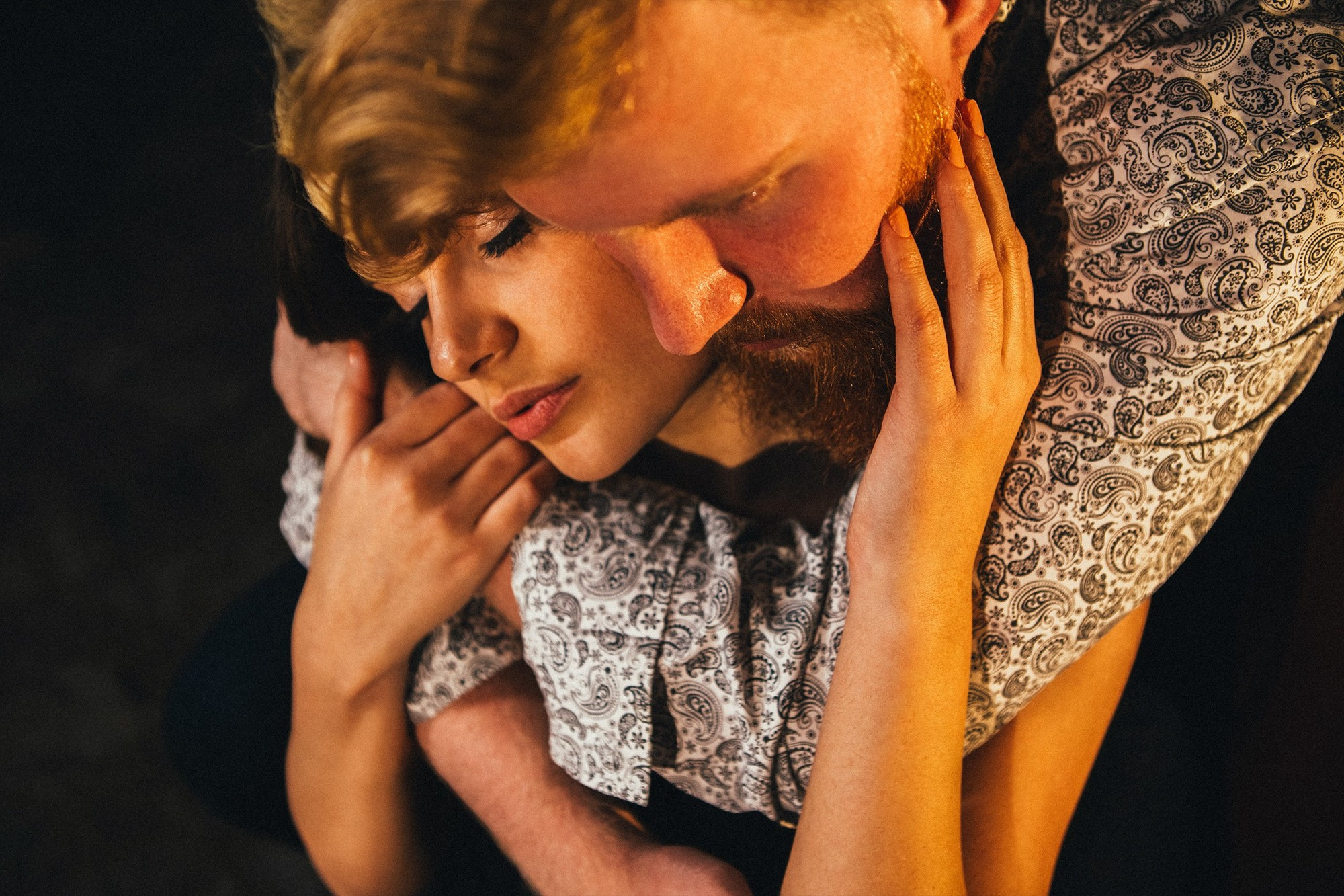 Студийная съемка лавстори стильных ребят