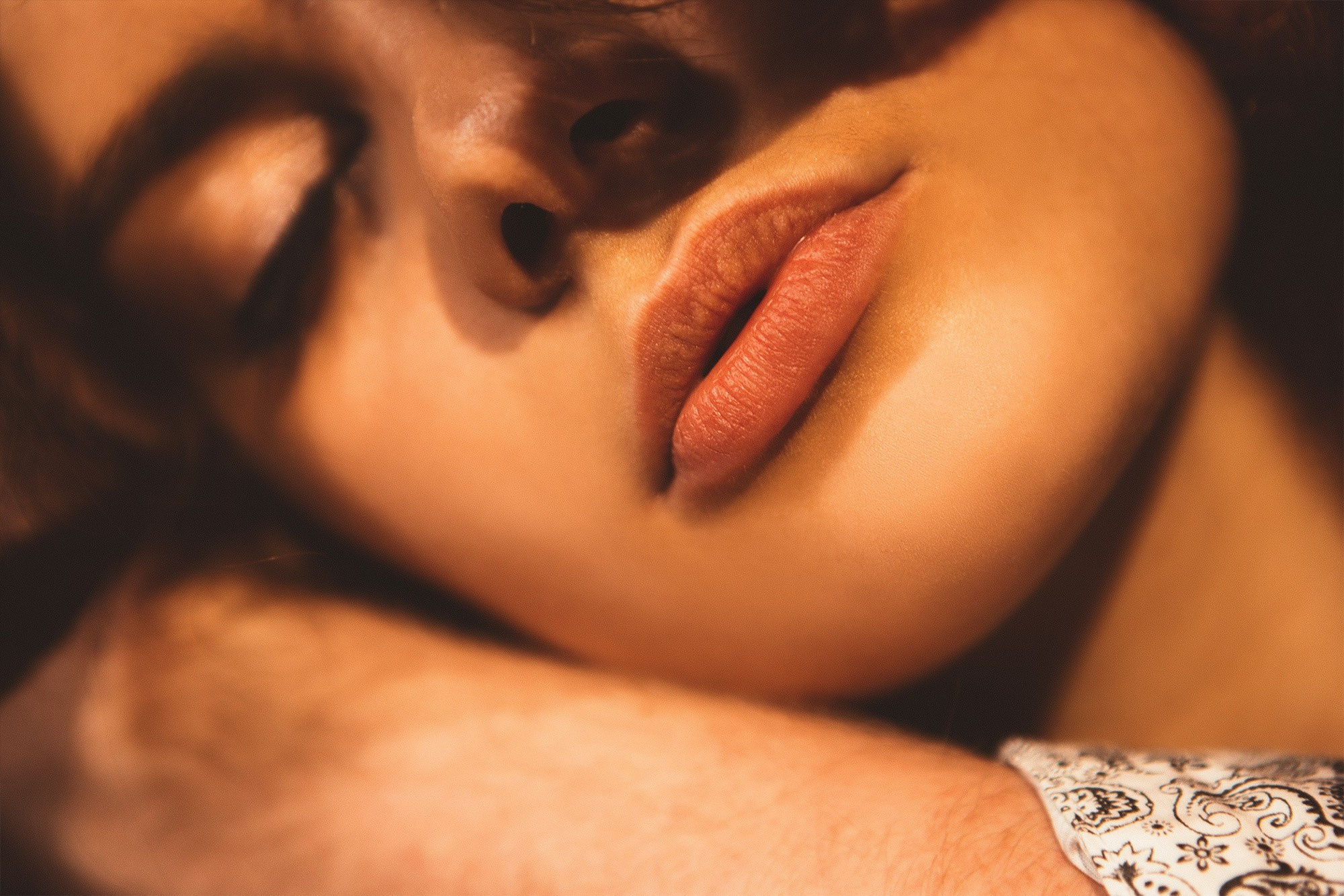 Студийная съемка лавстори стильных ребят