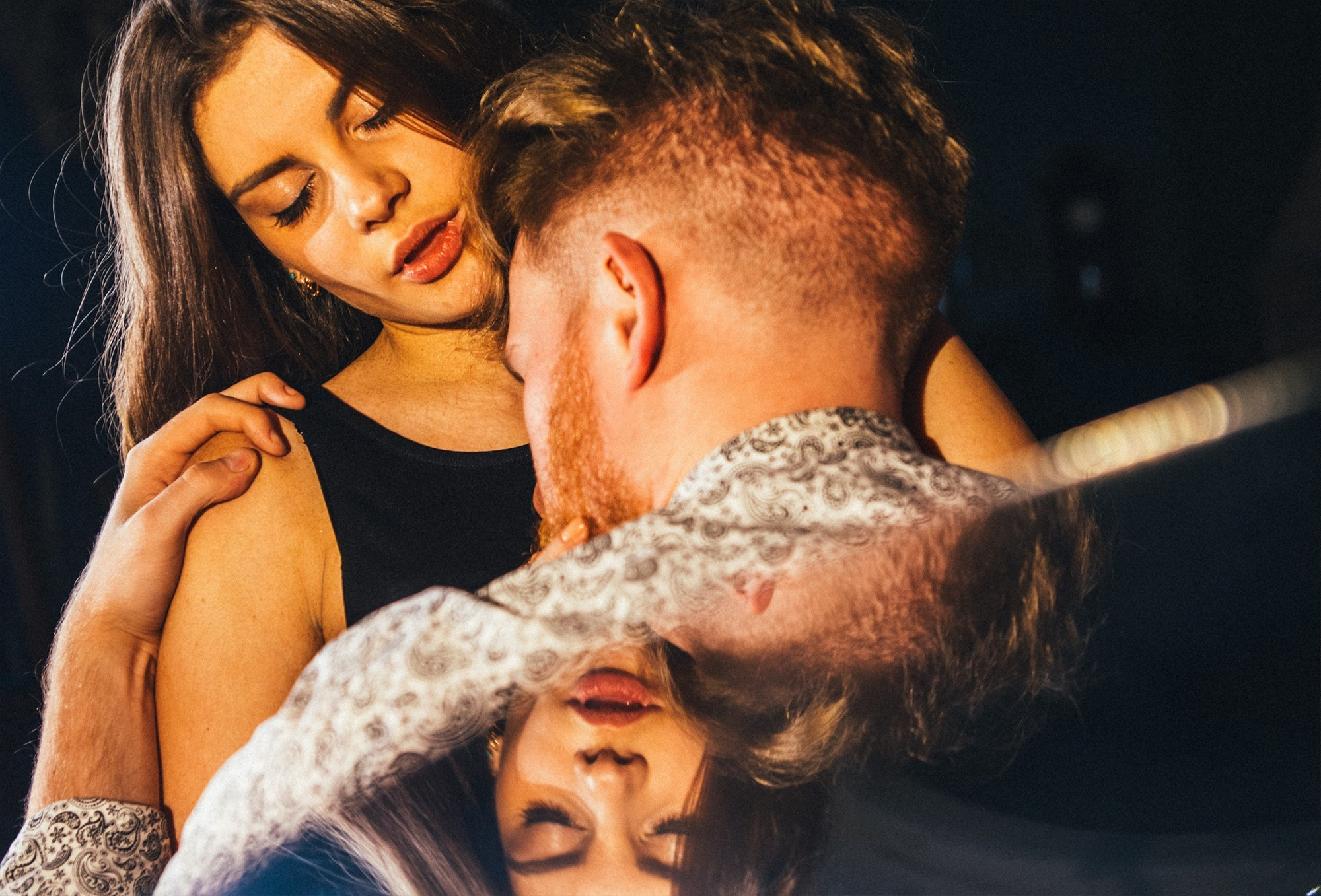 Студийная съемка лавстори стильных ребят