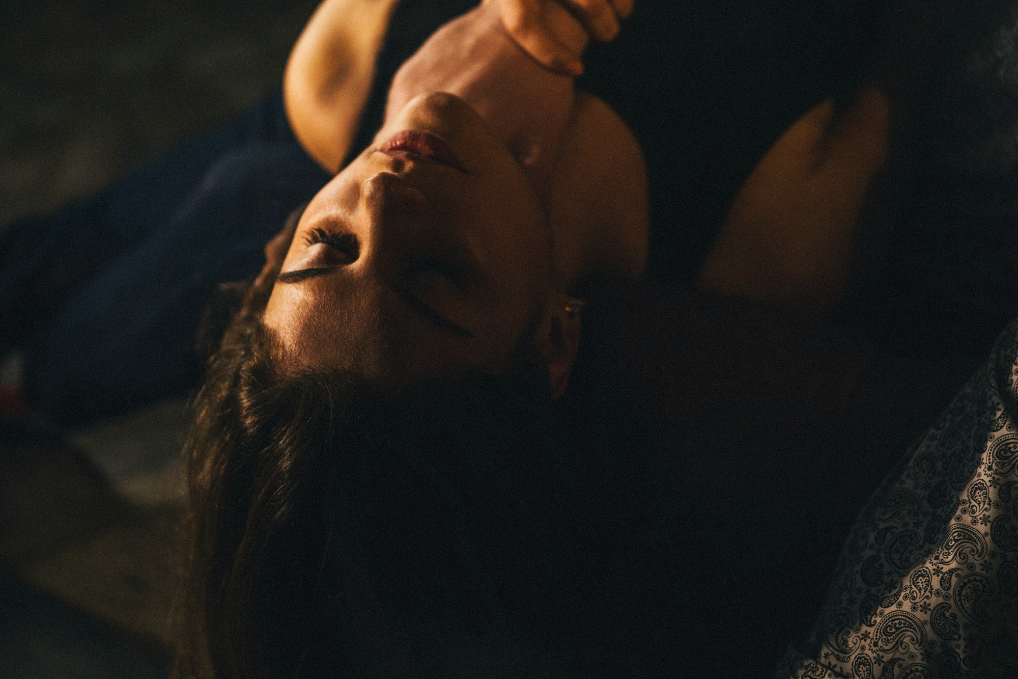 Студийная съемка лавстори стильных ребят