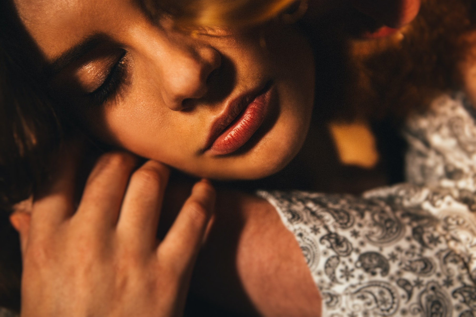 Студийная съемка лавстори стильных ребят