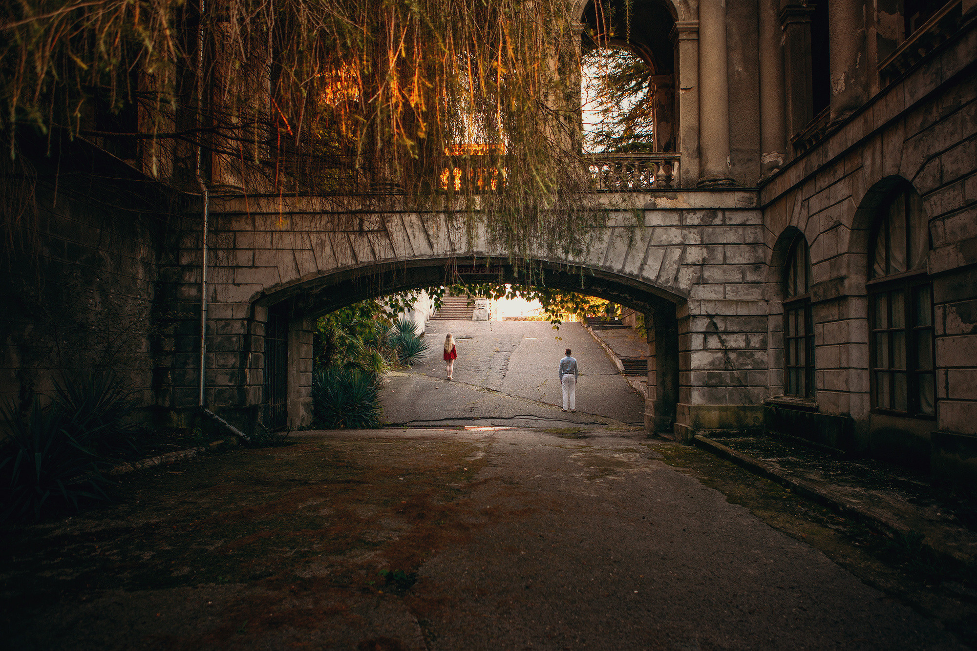 Лавстори в Сочи около заброшенного санатория Орджоникидзе