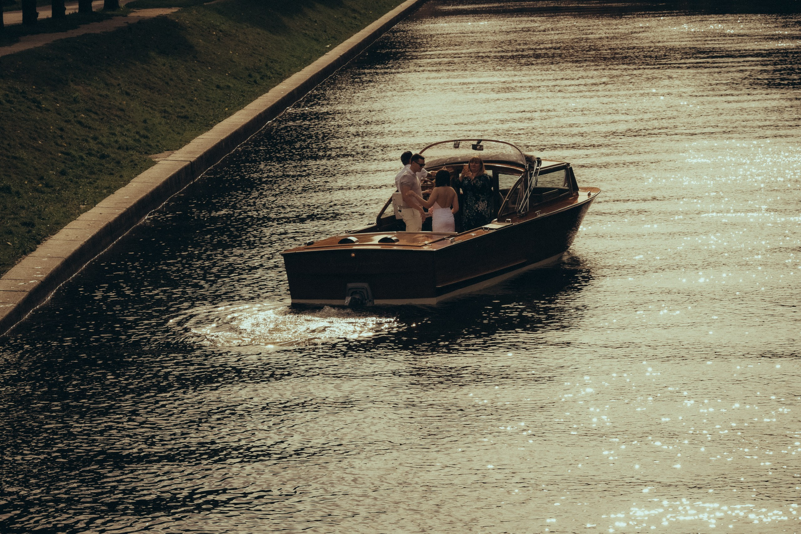 СВАДЕНБНАЯ СЬЕМКА НА КАТЕРЕ ПО КАНАЛАМ САНКТ-ПЕТЕРБУРГА И В АКВАТОРИИ НЕВЫ. Профессиональный фотограф, Санкт-Петербург — Виктория Богомолова