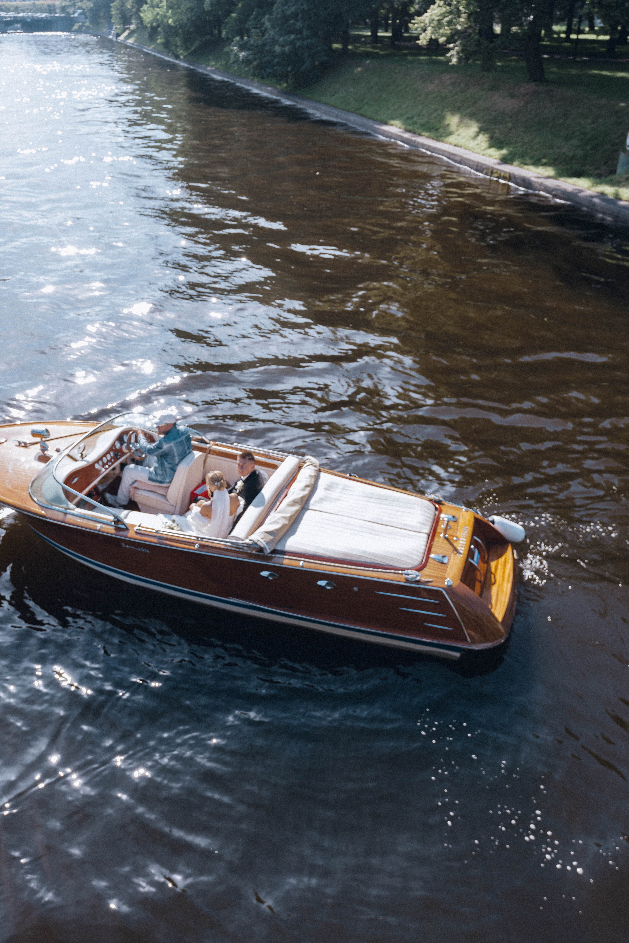 СВАДЕНБНАЯ СЬЕМКА НА КАТЕРЕ ПО КАНАЛАМ САНКТ-ПЕТЕРБУРГА И В АКВАТОРИИ НЕВЫ. Профессиональный фотограф, Санкт-Петербург — Виктория Богомолова