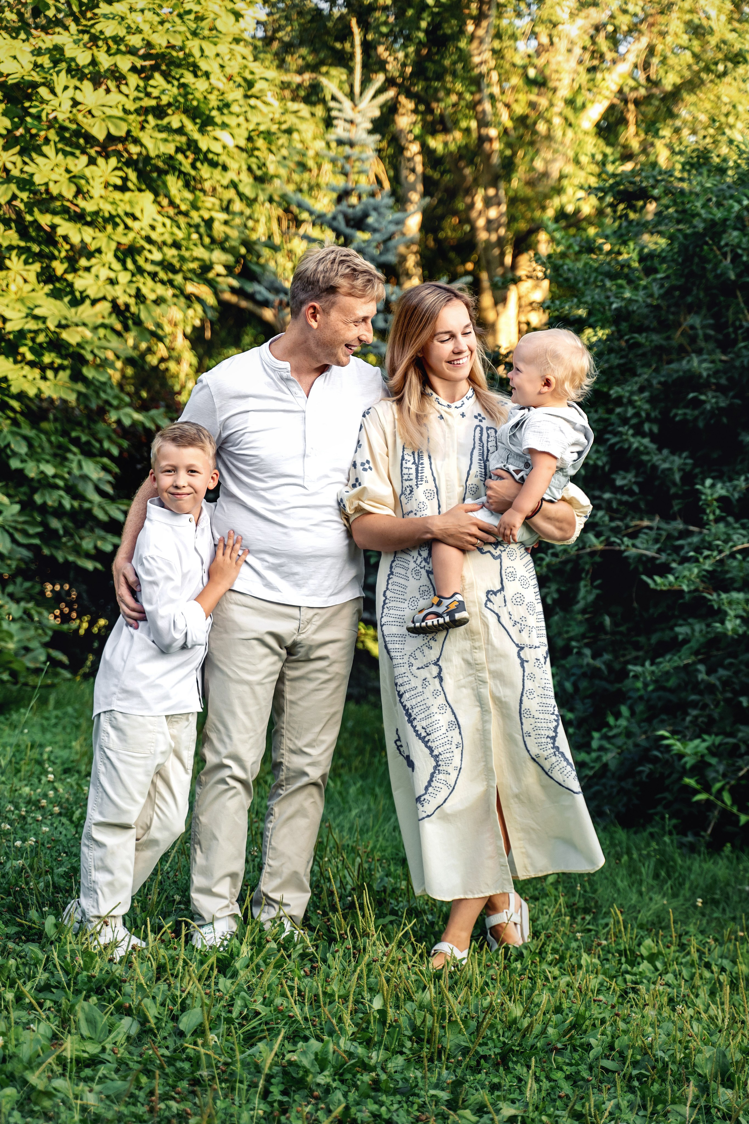 Семейная прогулка в парке Музеон на закате. Фотограф \ Видеограф на Крещение, Венчание Москва| Семейные съемки