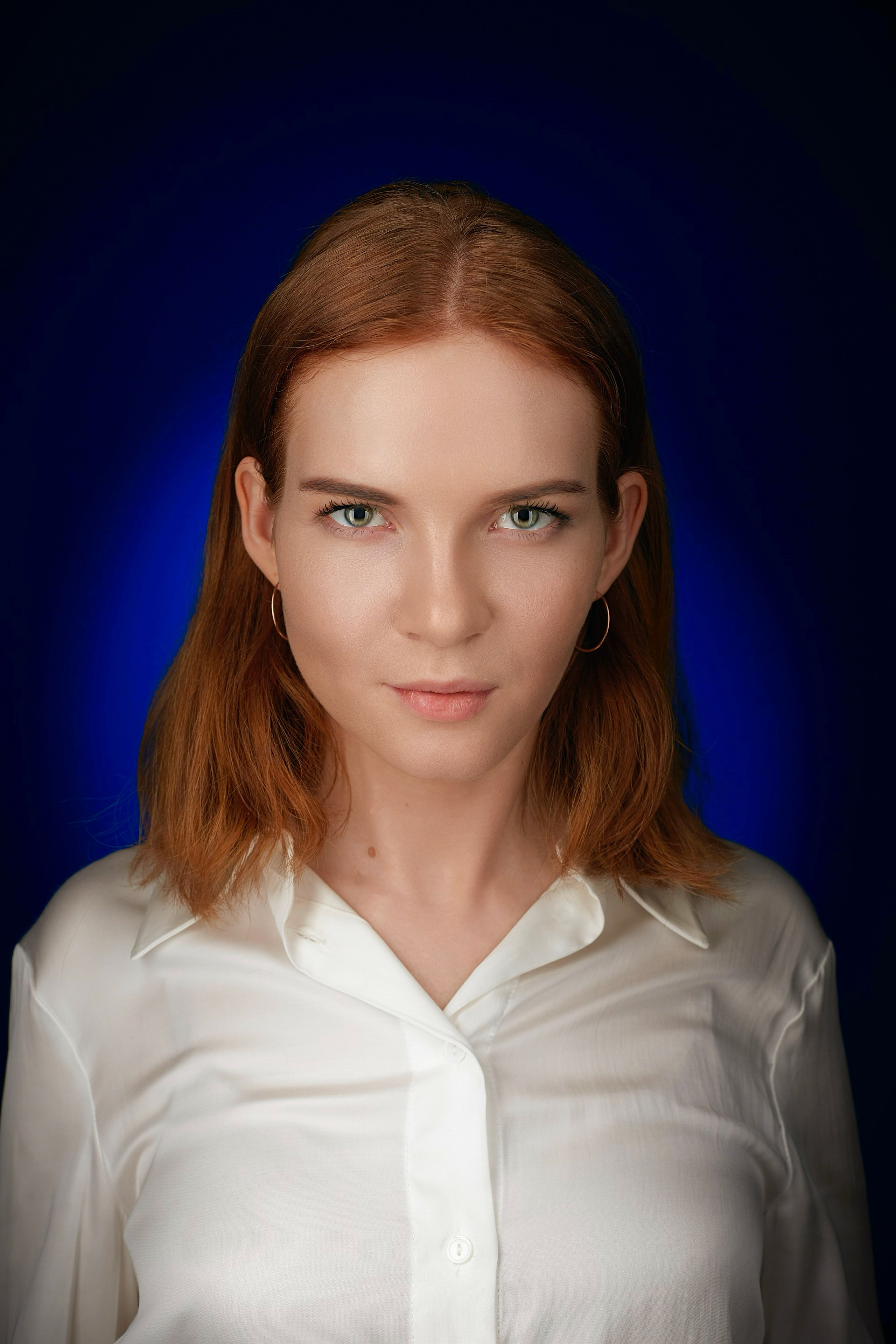 "Профессиональный портрет мужчины в студии""Женский портрет с естественным освещением""Крупный план портрета улыбающейся женщины""Портретная съемка в студии для делового портфолио"Для съемки сотрудников компании:"Группа сотрудников компании на корпоративной фотосессии""Портреты сотрудников офиса для корпоративного сайта""Фотосъемка команды компании в рабочей обстановке""Деловой портрет сотрудника для бизнес-профиля"