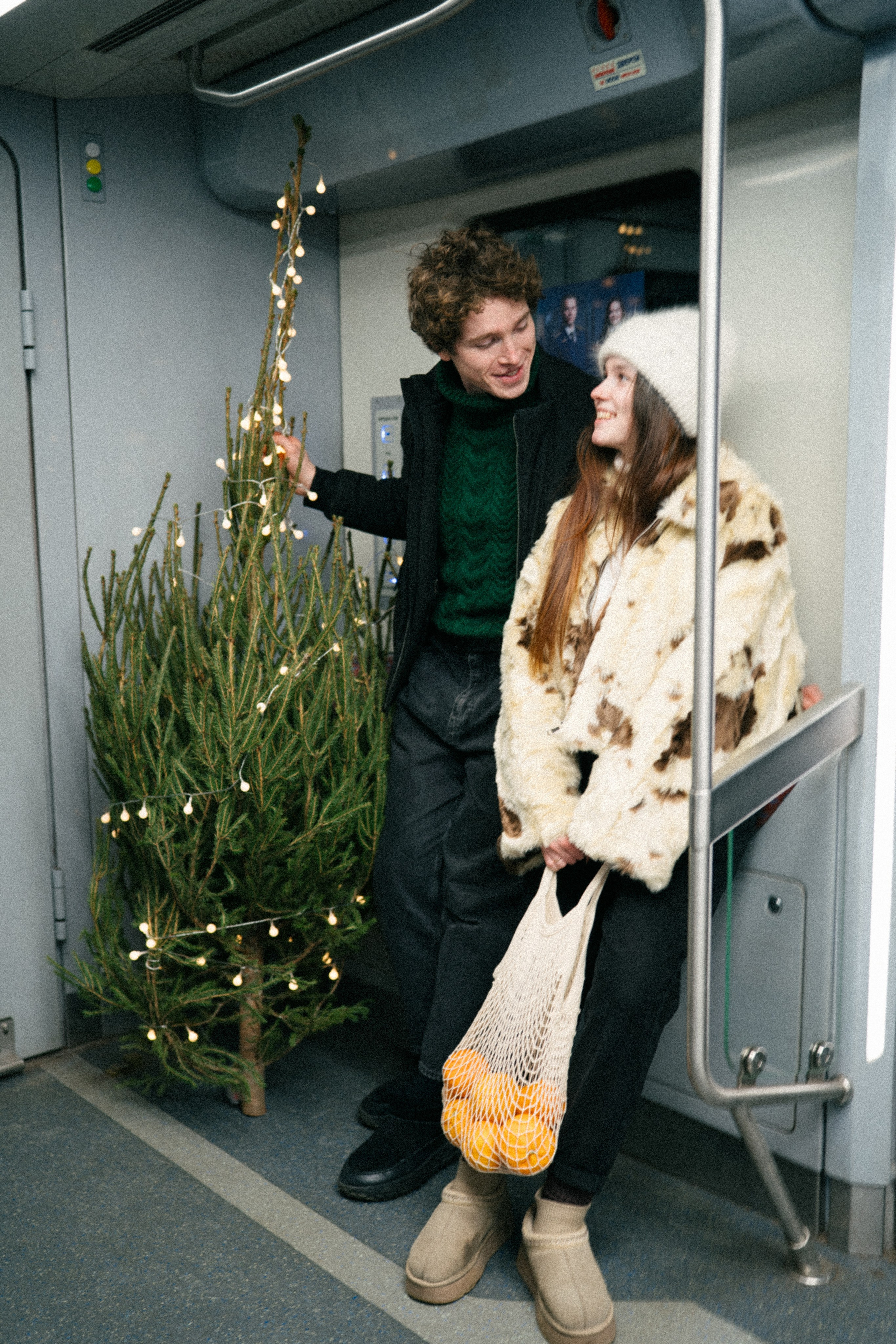 НОВОГОДНЯЯ ПРОГУЛКА ПАРЫ ПО ЧЕРНЫШЕВСКОЙ ПЕРЕД НОВЫМ ГОДОМ. Профессиональный фотограф, Санкт-Петербург — Виктория Богомолова