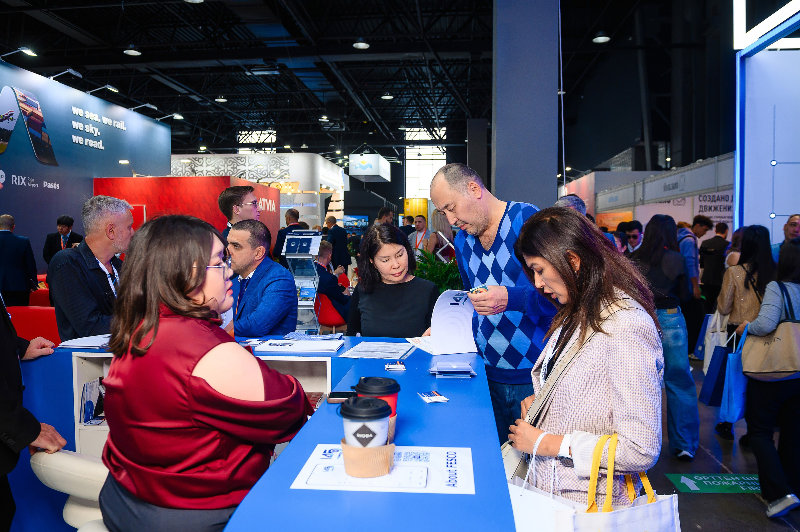 Компания Fesco на выставке TransLogistica Kazakhstan 2025. Интерьерный и репортажный фотограф в Алматы