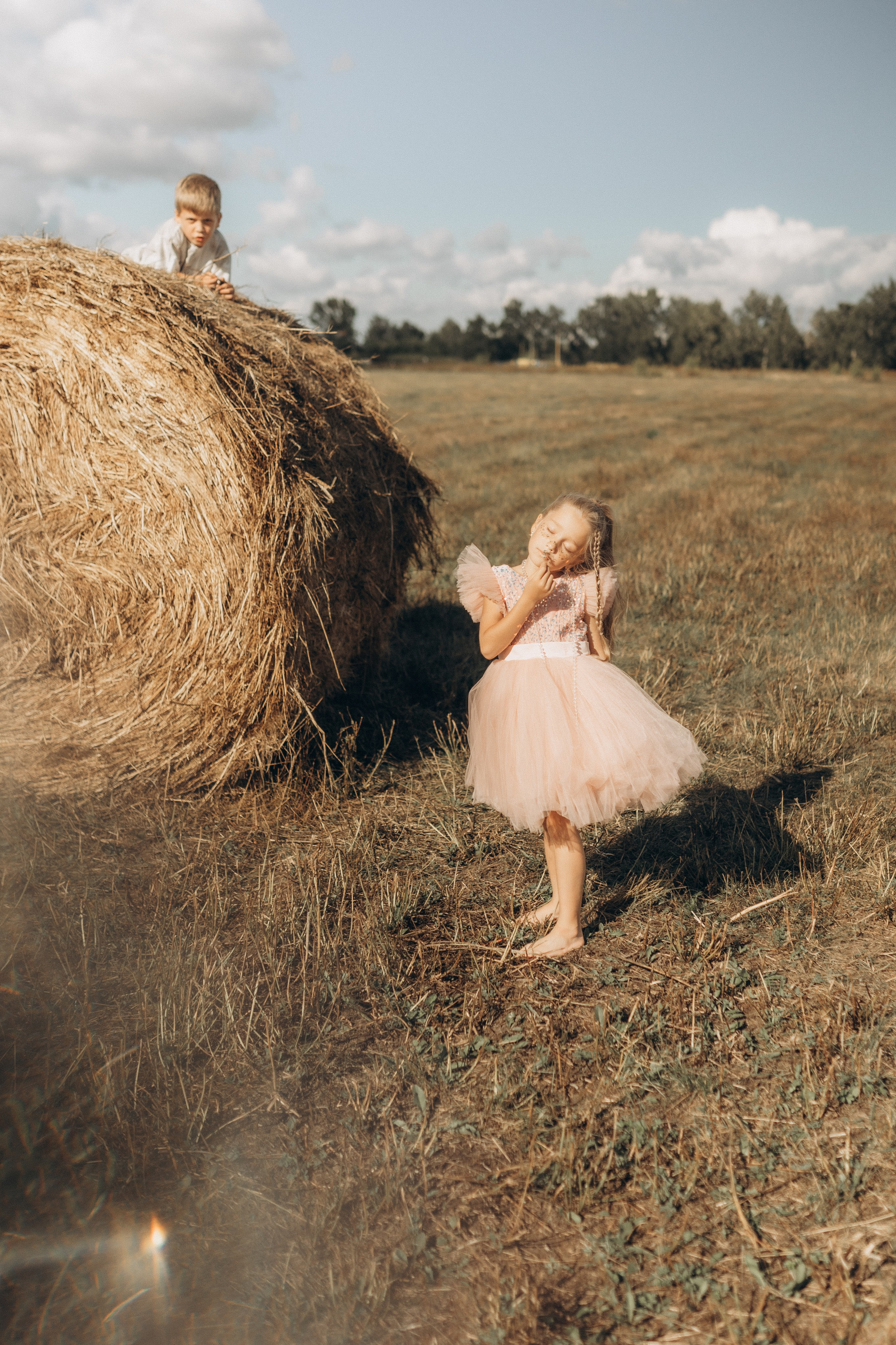 Вика и Миша на сене. Семейный фотограф lifestyle в Новосибирске Елена Шпилевая