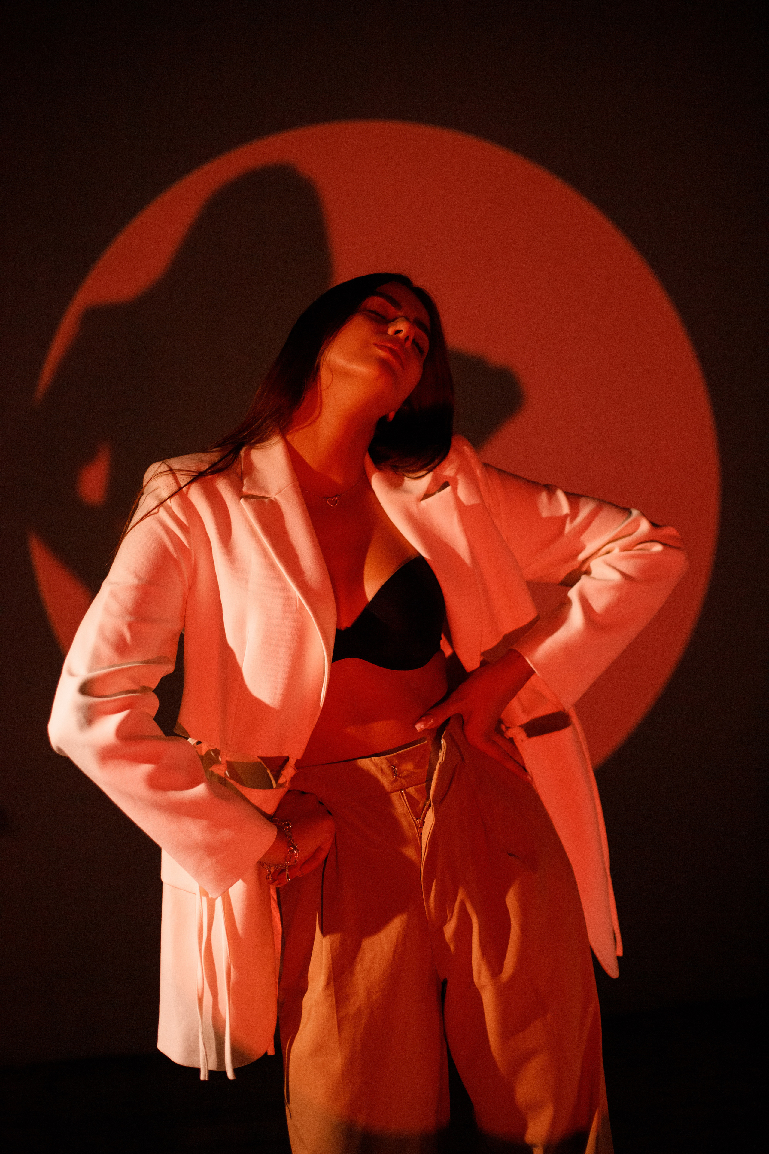 Лиза с проектором. Фотограф Максим Юсупов | Обучение фотографии