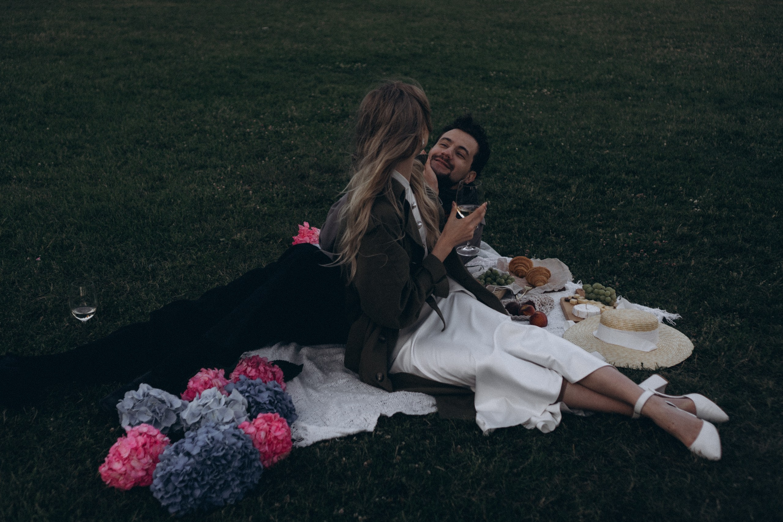 СВАДЕБНАЯ СЬЕМКА ПАРЫ НА РАССВЕТЕ В БЕЛЫЕ НОЧИ И ПРОГУЛКА С РАЗВОДНЫМИ МОСТАМИ И ПИКНИК ВОЗЛЕ ИСАКИЕВСКОГО СОБОРА. Профессиональный фотограф, Санкт-Петербург — Виктория Богомолова