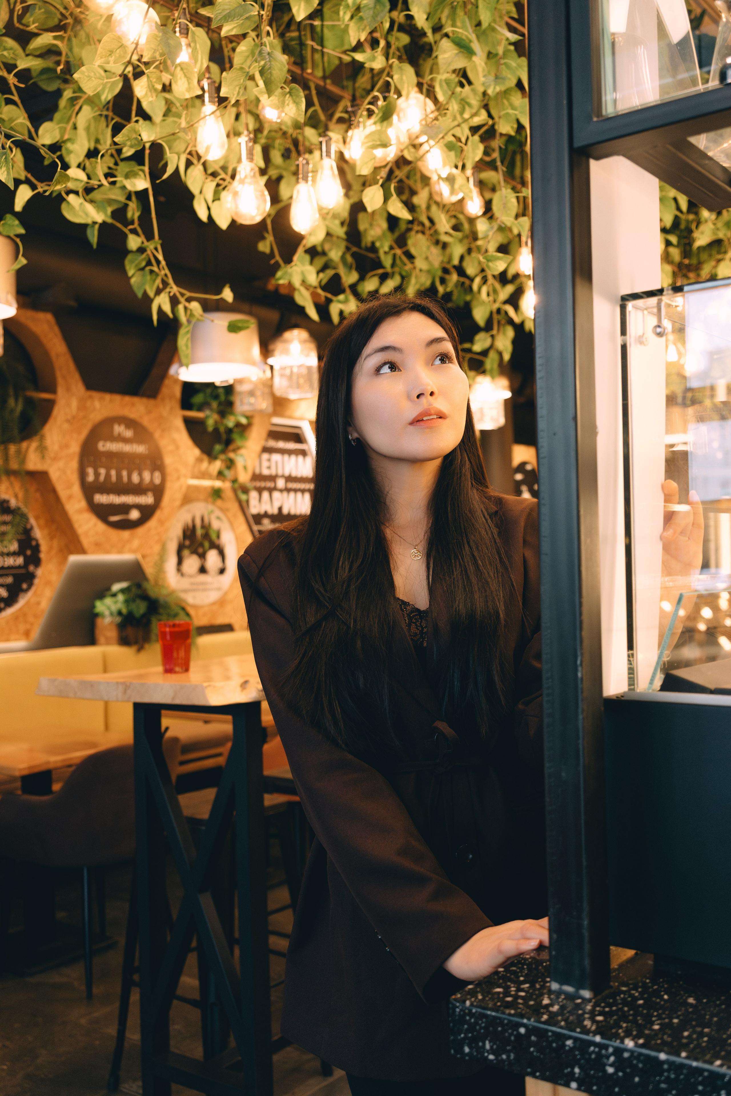 Девушка в кафе. Фотограф Якутск Зоя Николаева