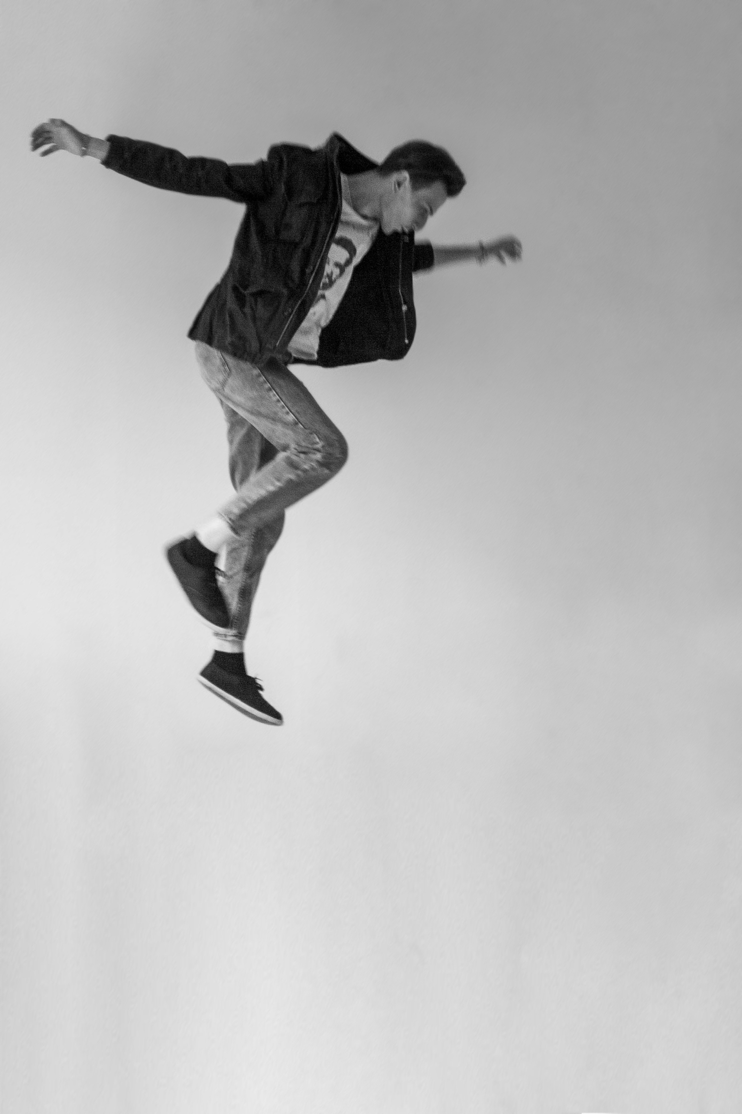 Мужчина в падении. Парень в куртке прыгает и падает.