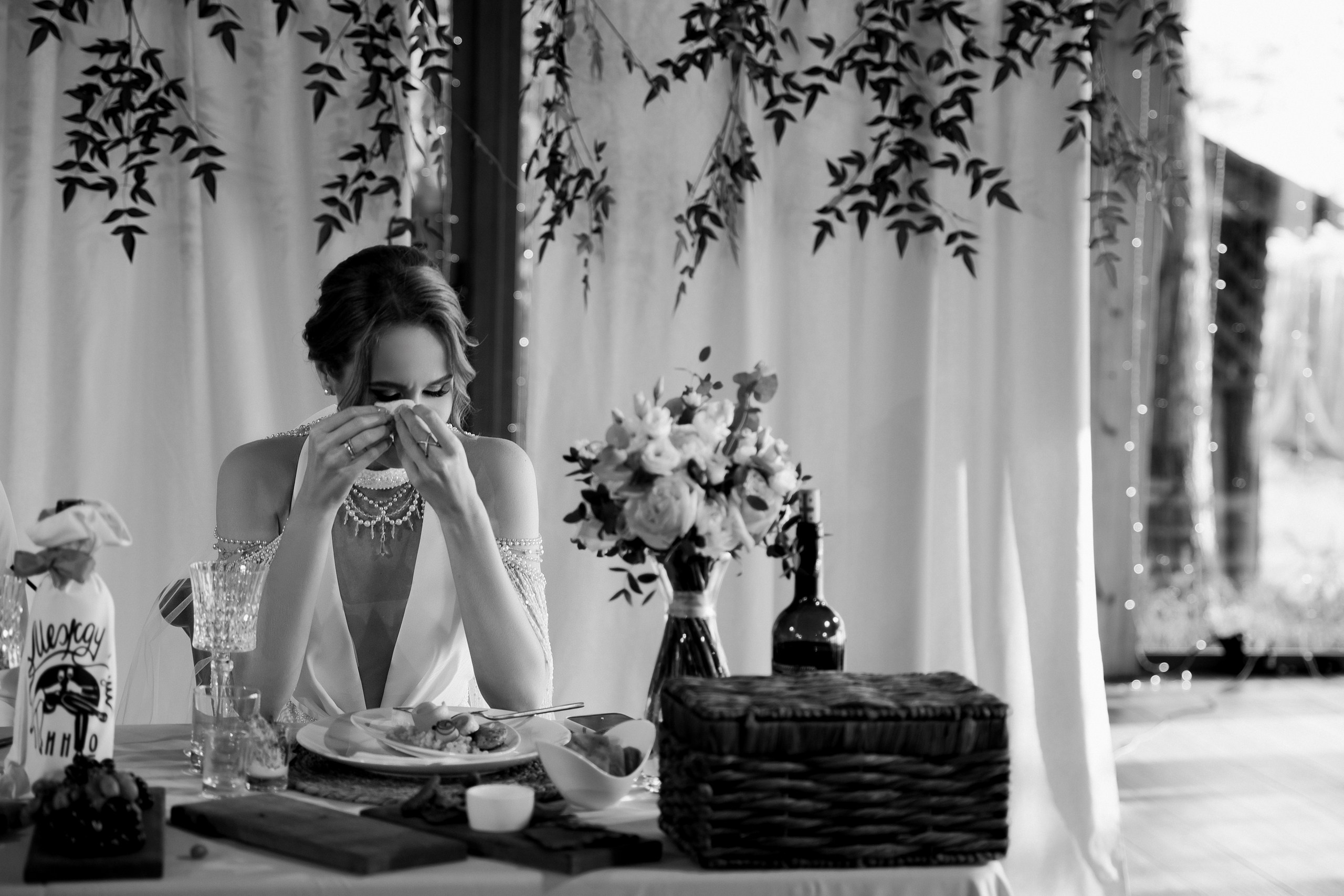 Здравствуйте! Я&nbsp;свадебный фотограф из&nbsp;Ульяновска, работаю в&nbsp;том числе по&nbsp;всей России и&nbsp;с&nbsp;выездом за&nbsp;границу. Снимаю свадьбы, lovestory, корпоративы, светский репортаж. Провожу обучение по&nbsp;фотографии, мастер-классы и&nbsp;воркшопы для других фотографов.