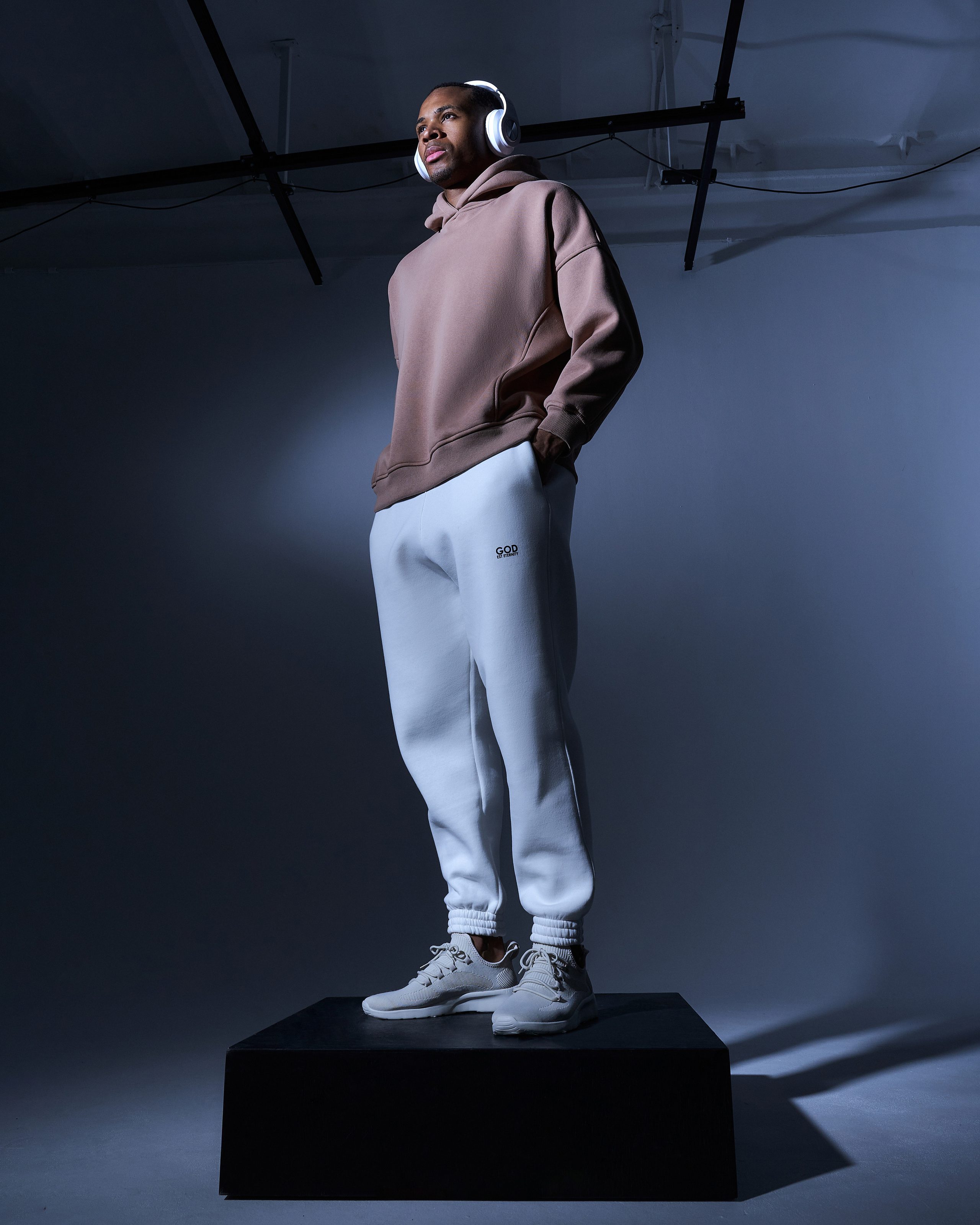 Темнокожая модель — живая скульптура уличного стиля