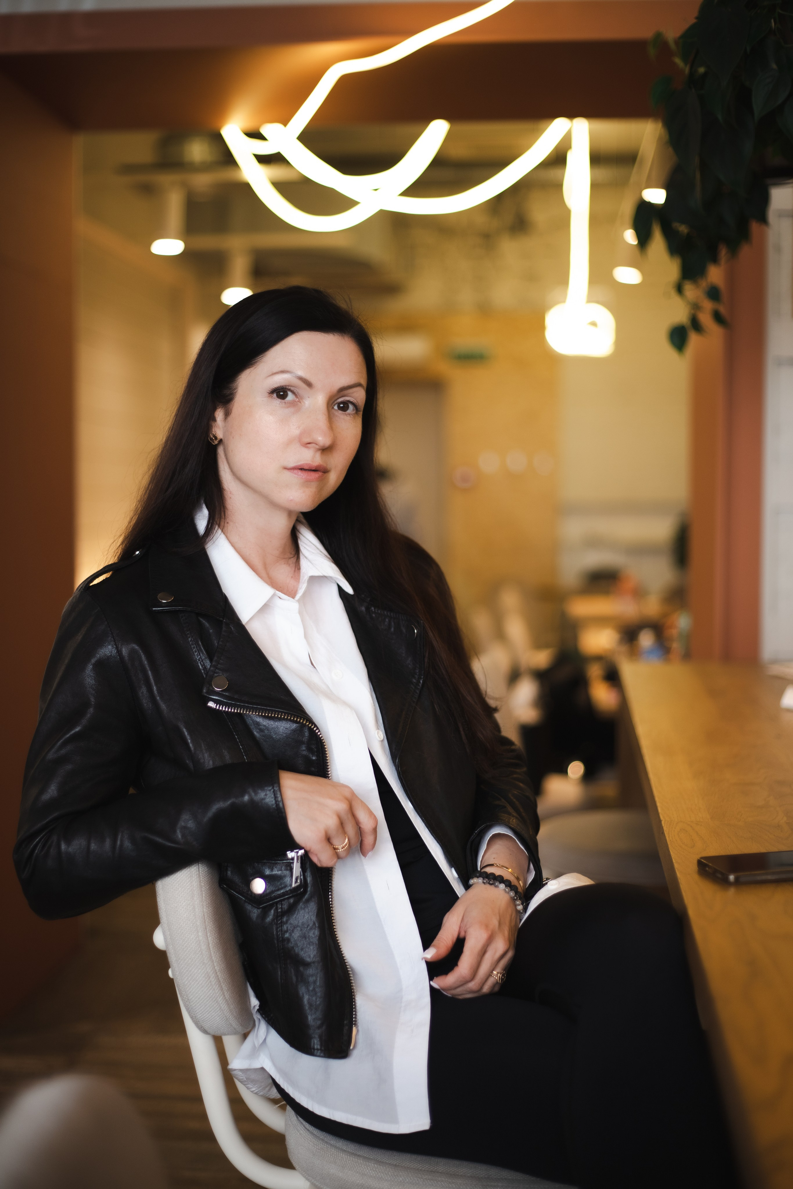 Съемка Александры в Питерской парадной. Портретный Фотограф в Санкт-Петербурге Кира Орехова