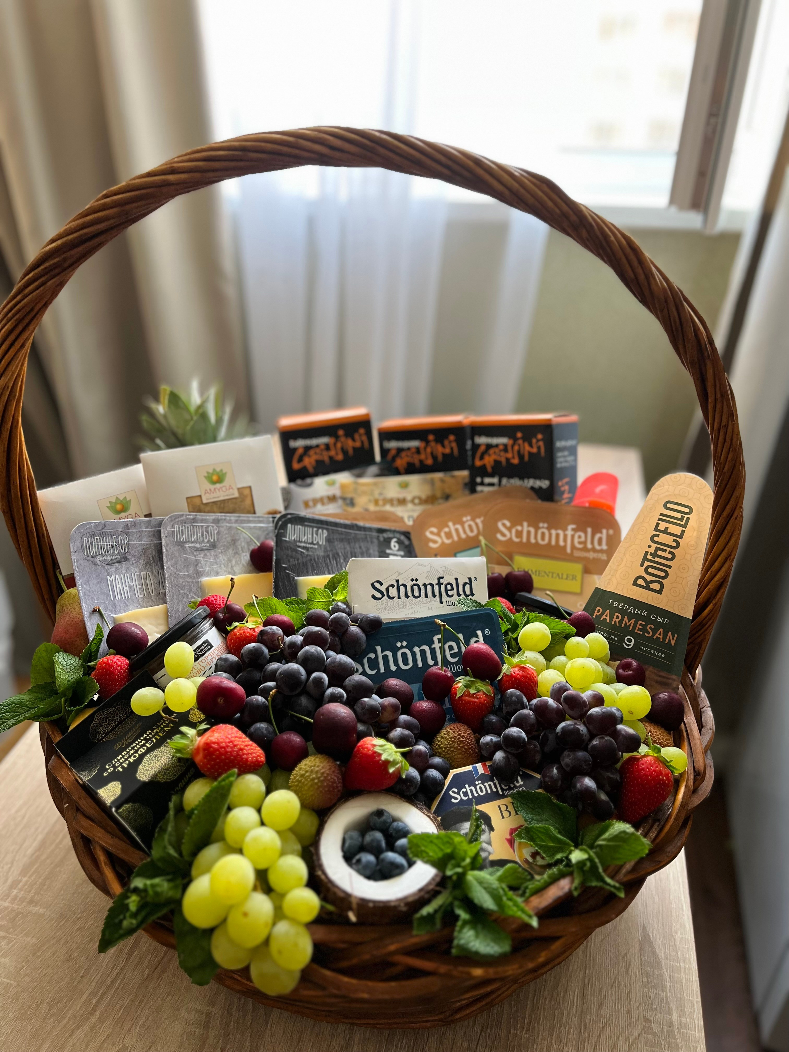 Корзины. Выездной кейтеринг, съедобные букеты, торты и сладости на заказ