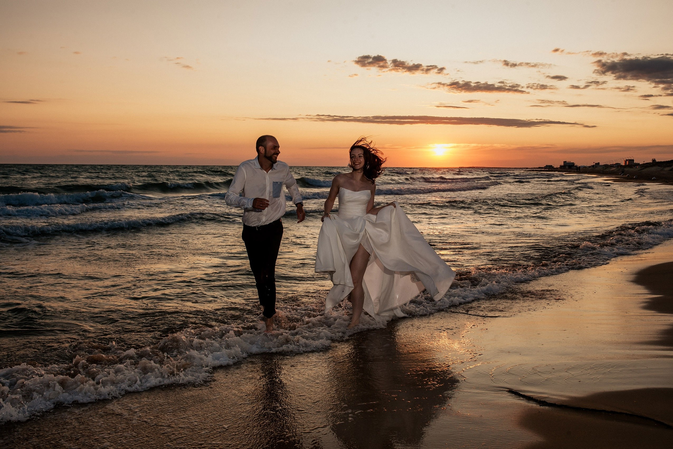 Свадебная фотосессия на закате у берега моря в Анапе