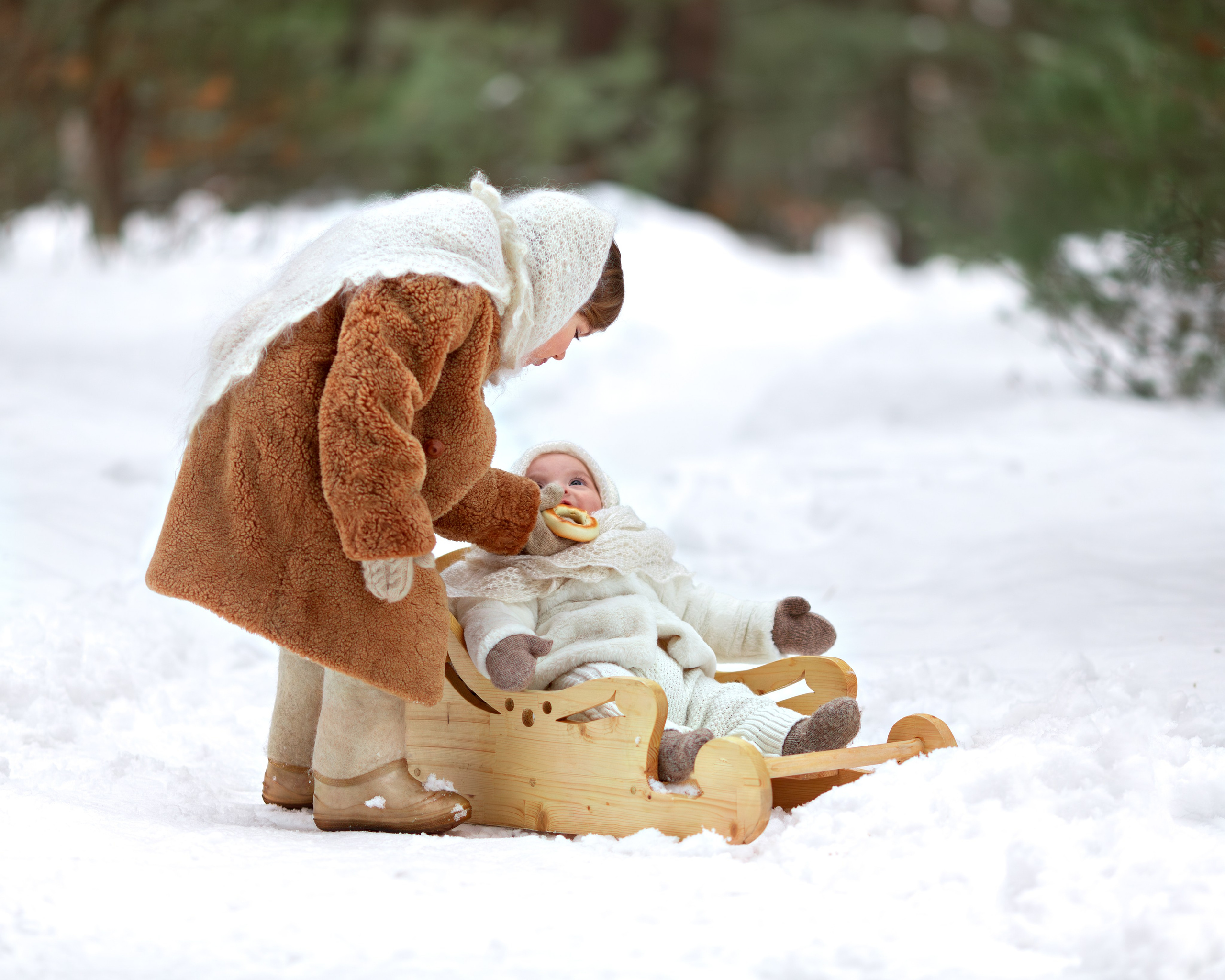 Девочка с сестрой и санками в лесу