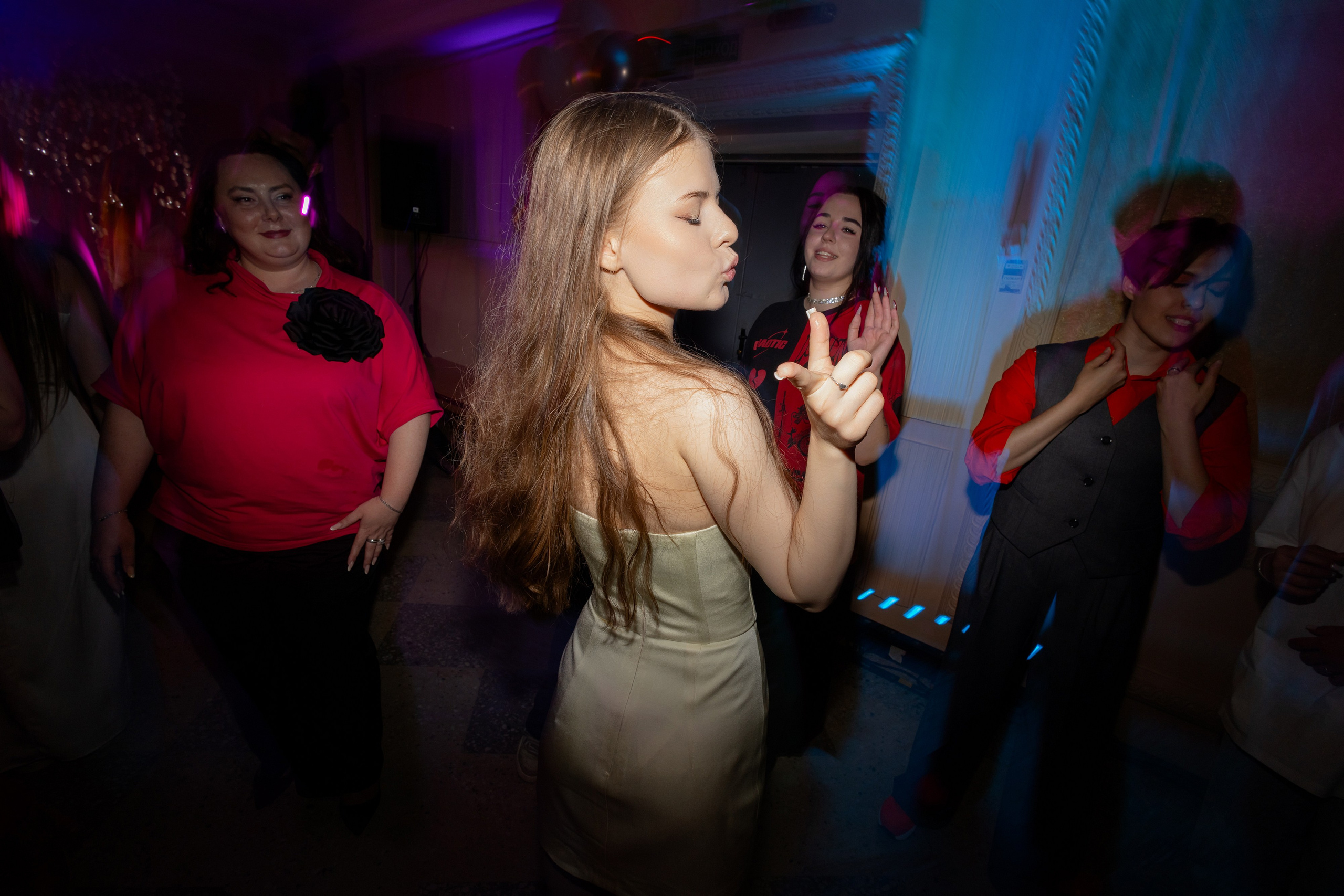 Школьный выпускной 2024 год в Соколе (Минск). Свадебный фотограф в Минске/Беларуси Сергей Спиридонов