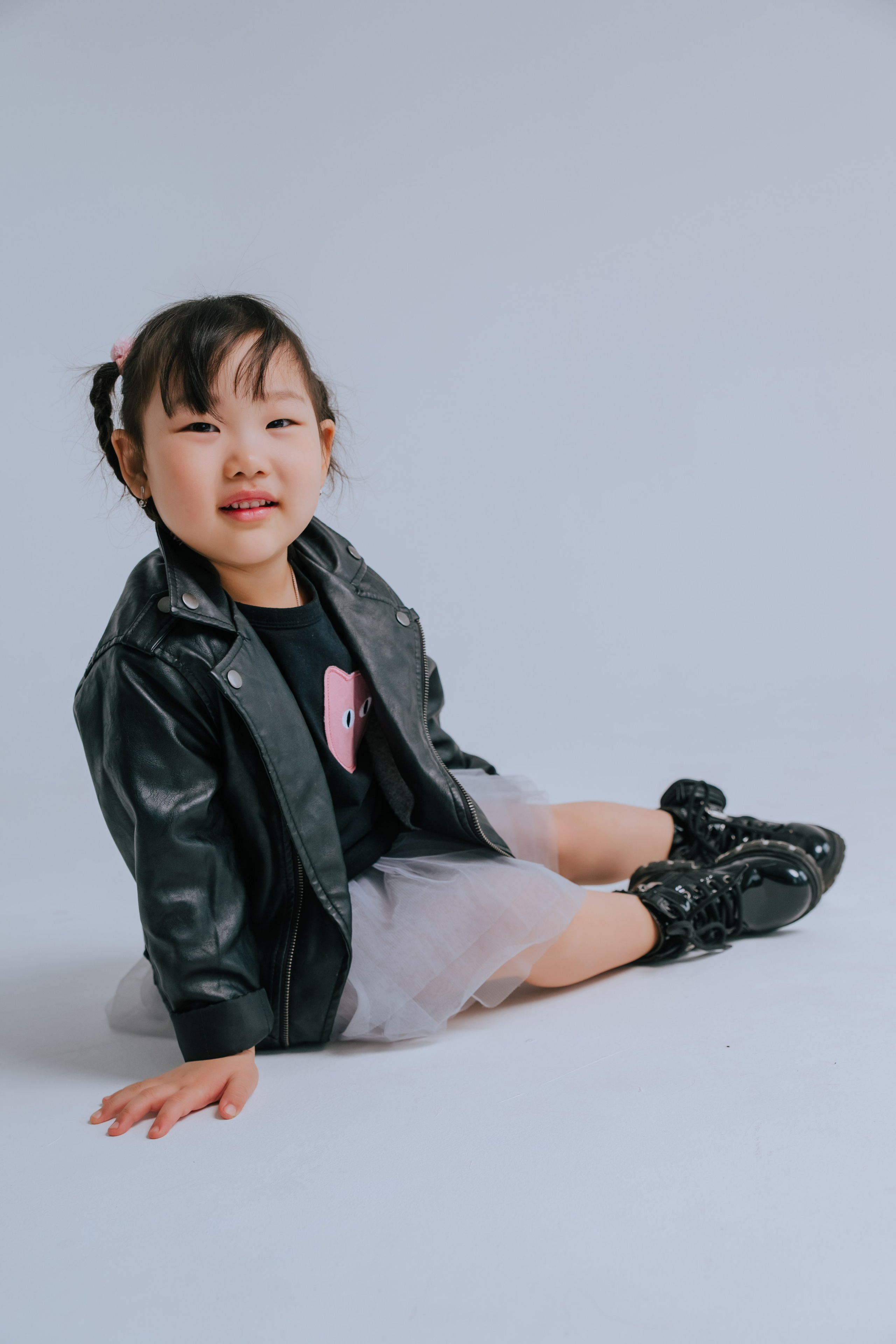 Ира и Аня. Фотограф Ярмишко Дарья. Выпускные фотокниги