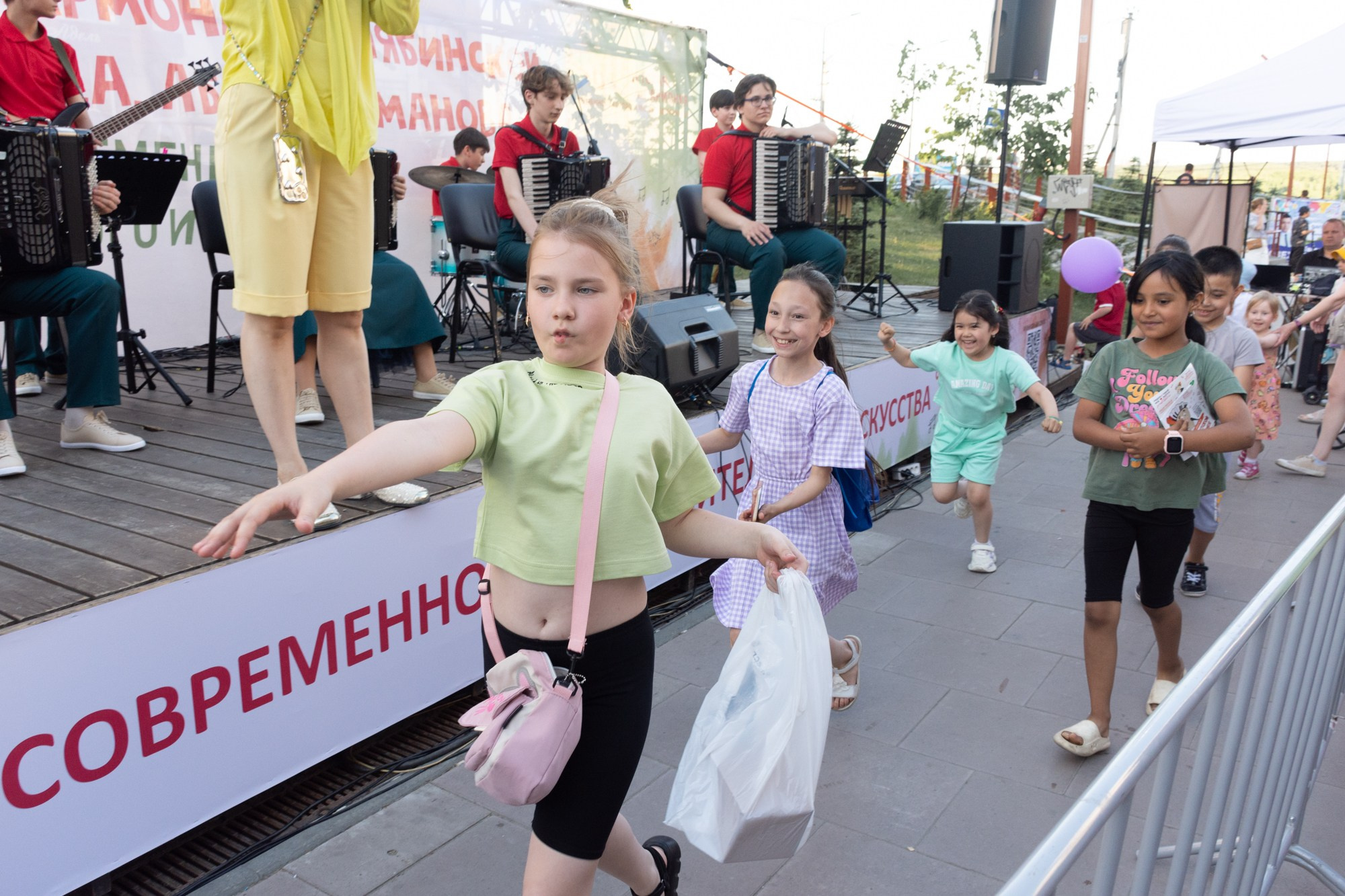 Фестиваль современного исполнительского искусства (Сквер Академ Риверсайд). Фотограф Максим Буряк