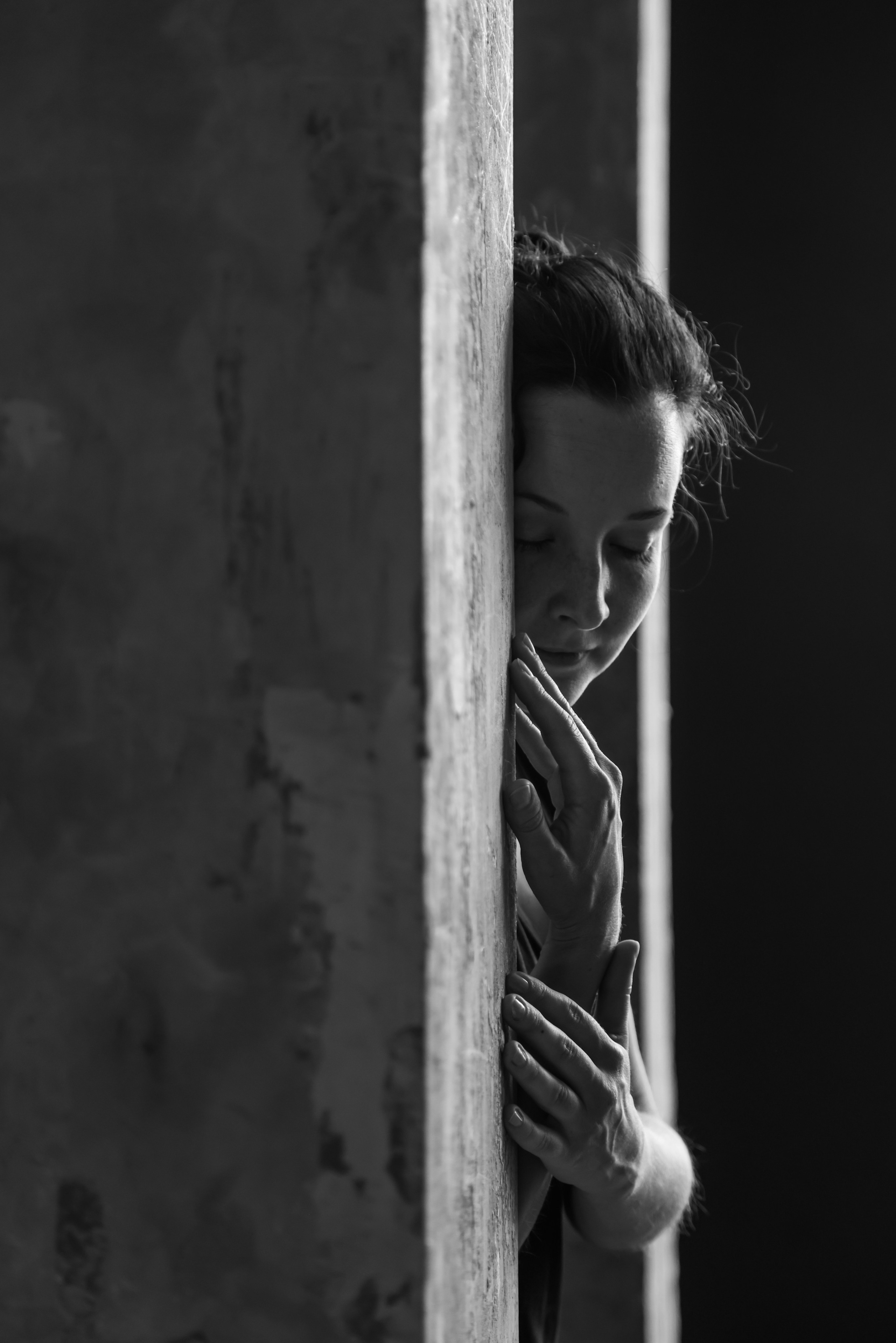 Сьемка в студии, брюнетка на темном фоне Фотограф - Мэри Маршания