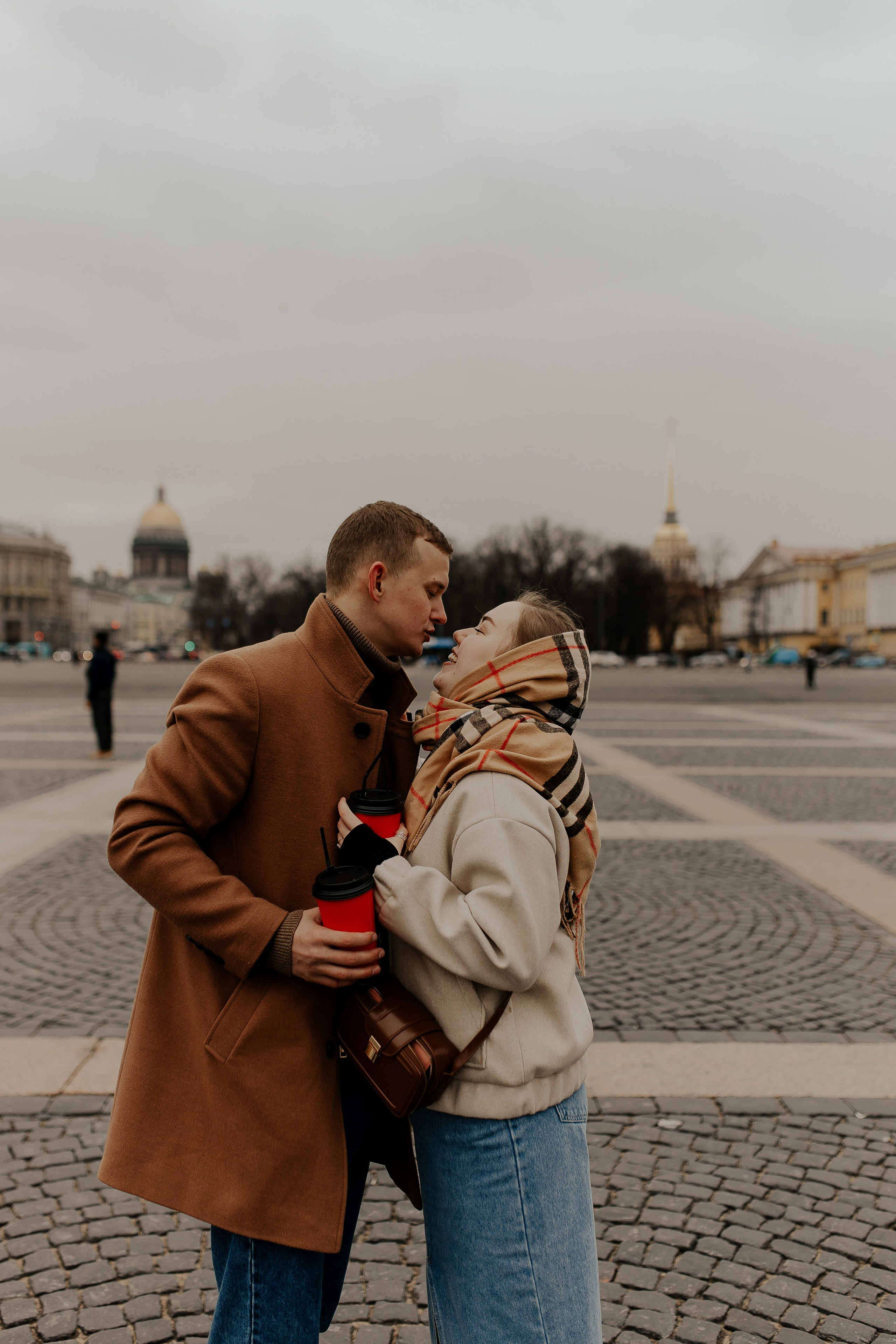 Пара гуляет по Петербургу. Фотограф в Санкт-Петербурге Лиза Семченкова