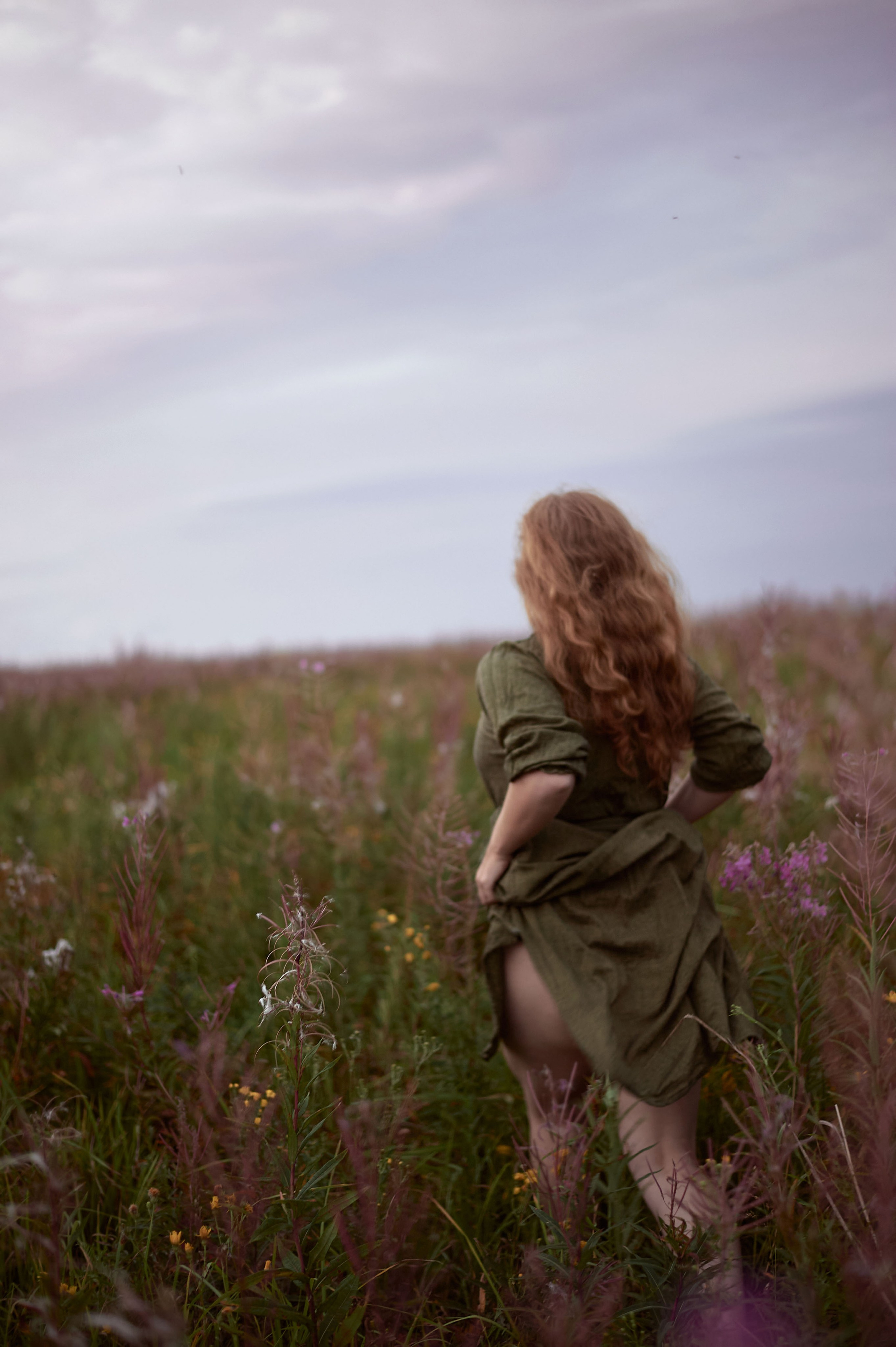 Таня. Рассвет в поле. Женский фотограф в Череповце Даша Акулич