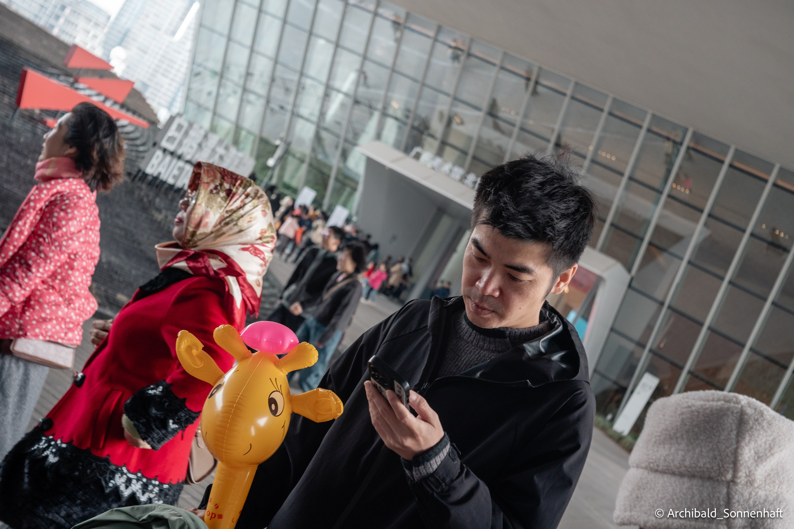 Walking in GZ, sunday. Photographer in Guangzhou, China. Archibald Sonnenhaft