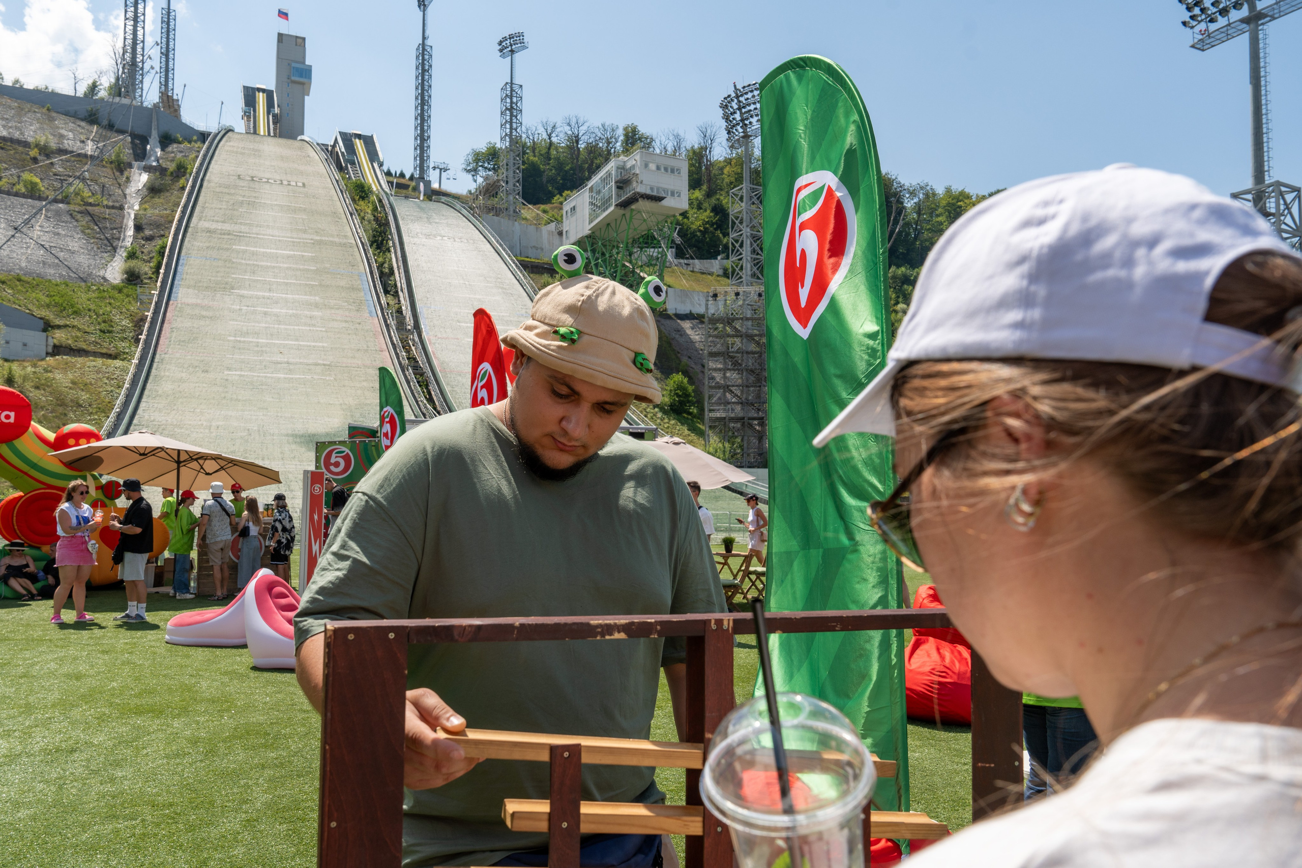 Фотоотчет партнеской интеграции для сети «Пятерочка» на фестивале «Grounded». Репортажный фотограф в Красной Поляне и Сочи Павлюченко Екатерина