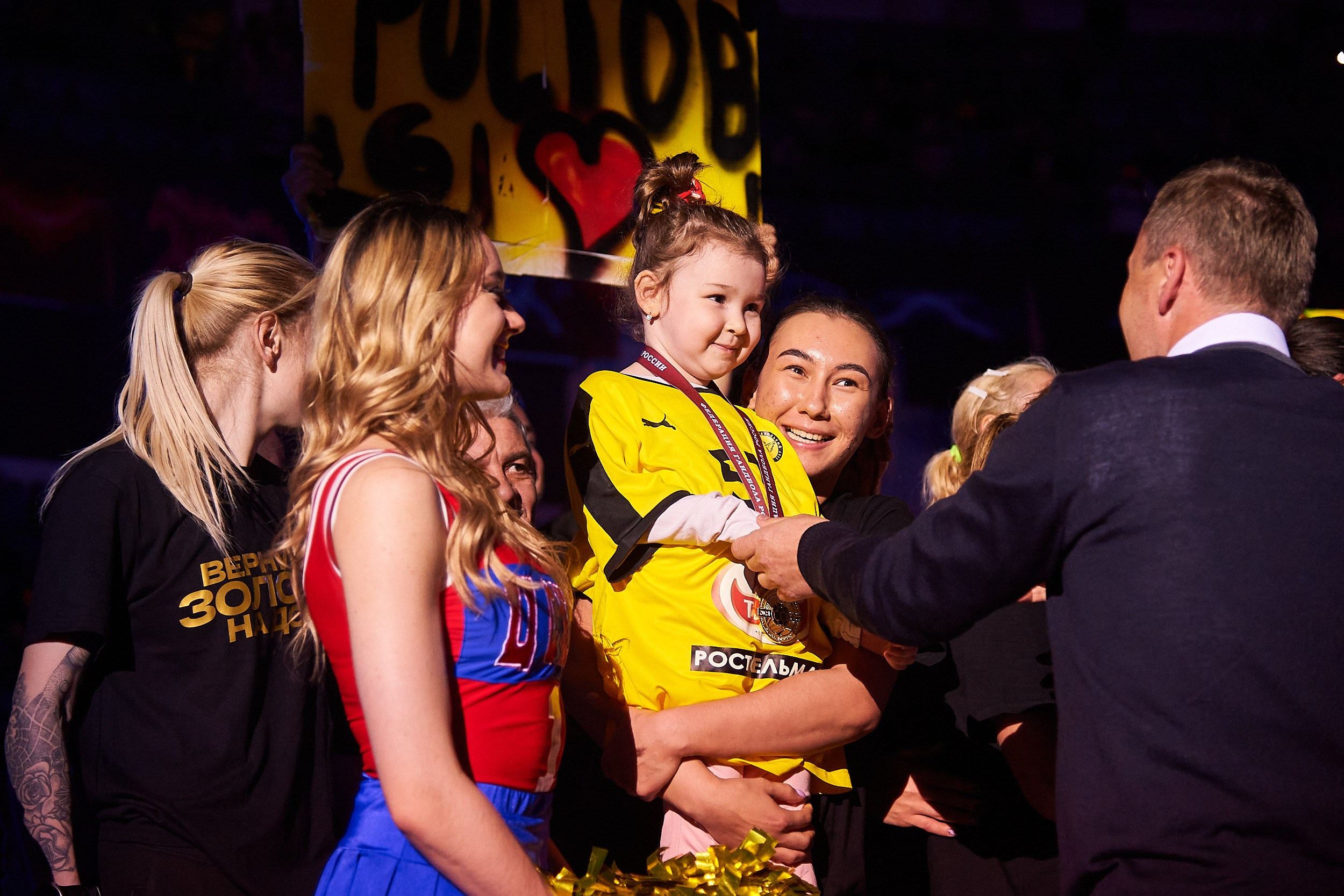 Фотосъемка награждения девушек спортсменок золотыми медалями в Ростове-на-Дону