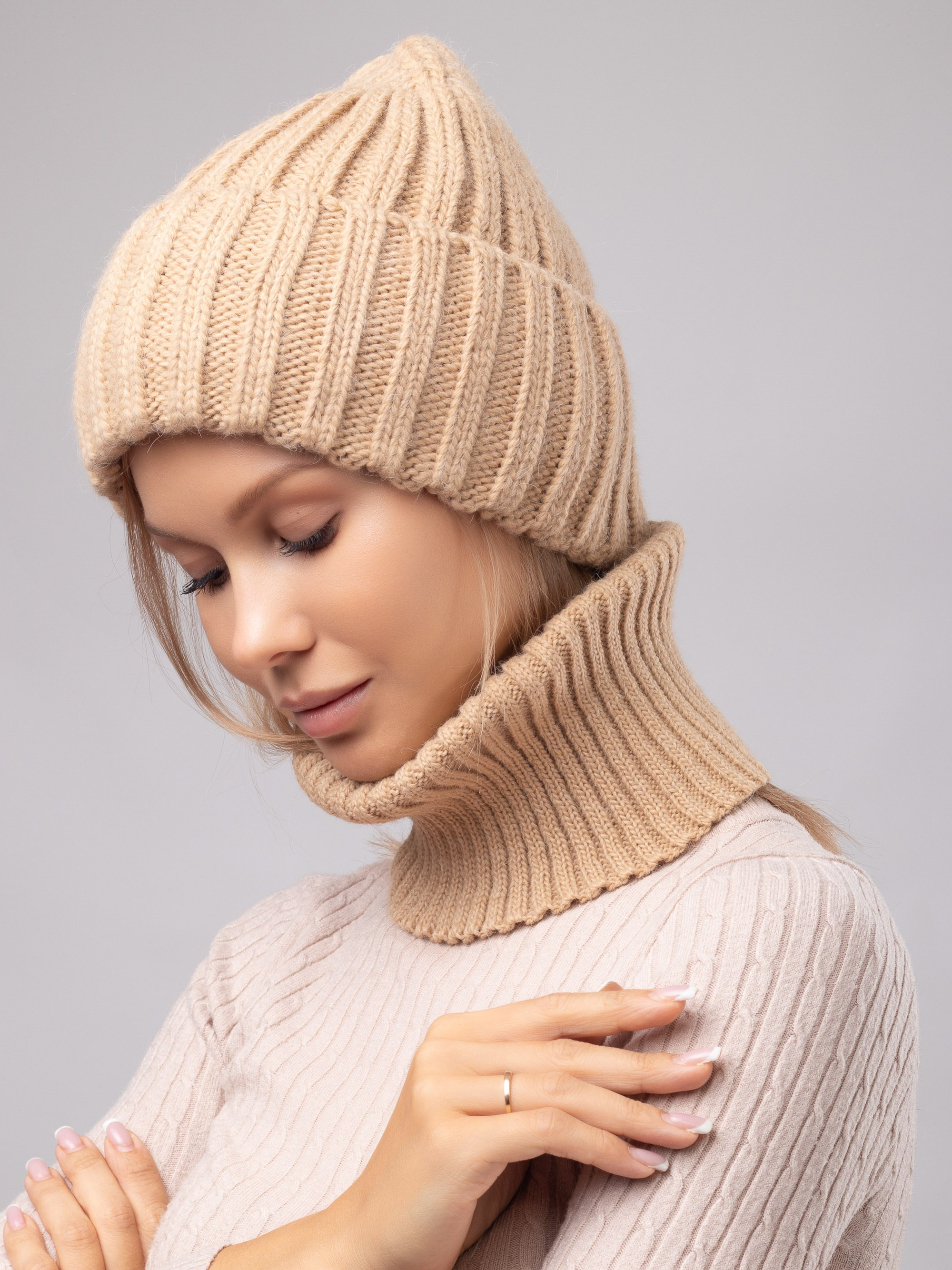 Съемка шапки и капора на модели