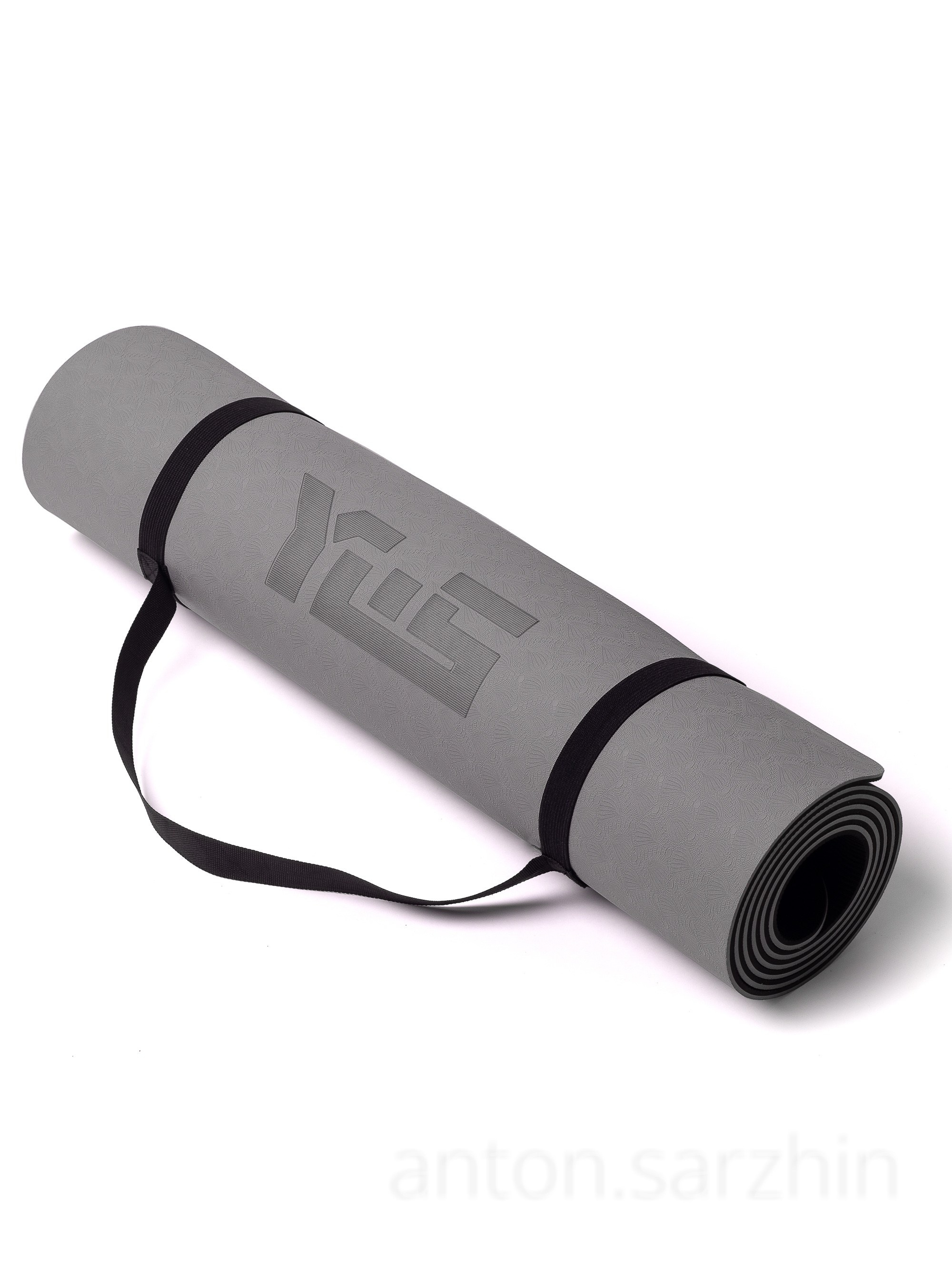 Коврик для йоги на белом фоне