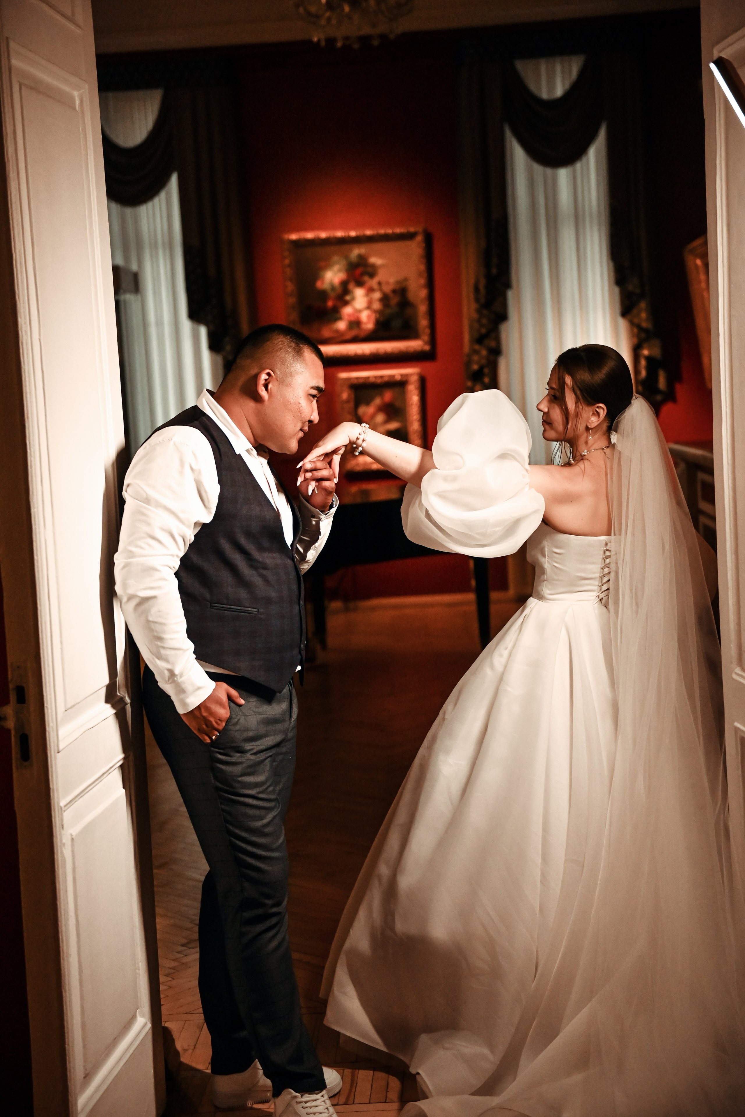 Небольшая свадебная серия в музее и прогулкой под дождем Эльмиры и Ризата. Свадебный, семейный, детский, контент фотограф в Омске Максим Ильин