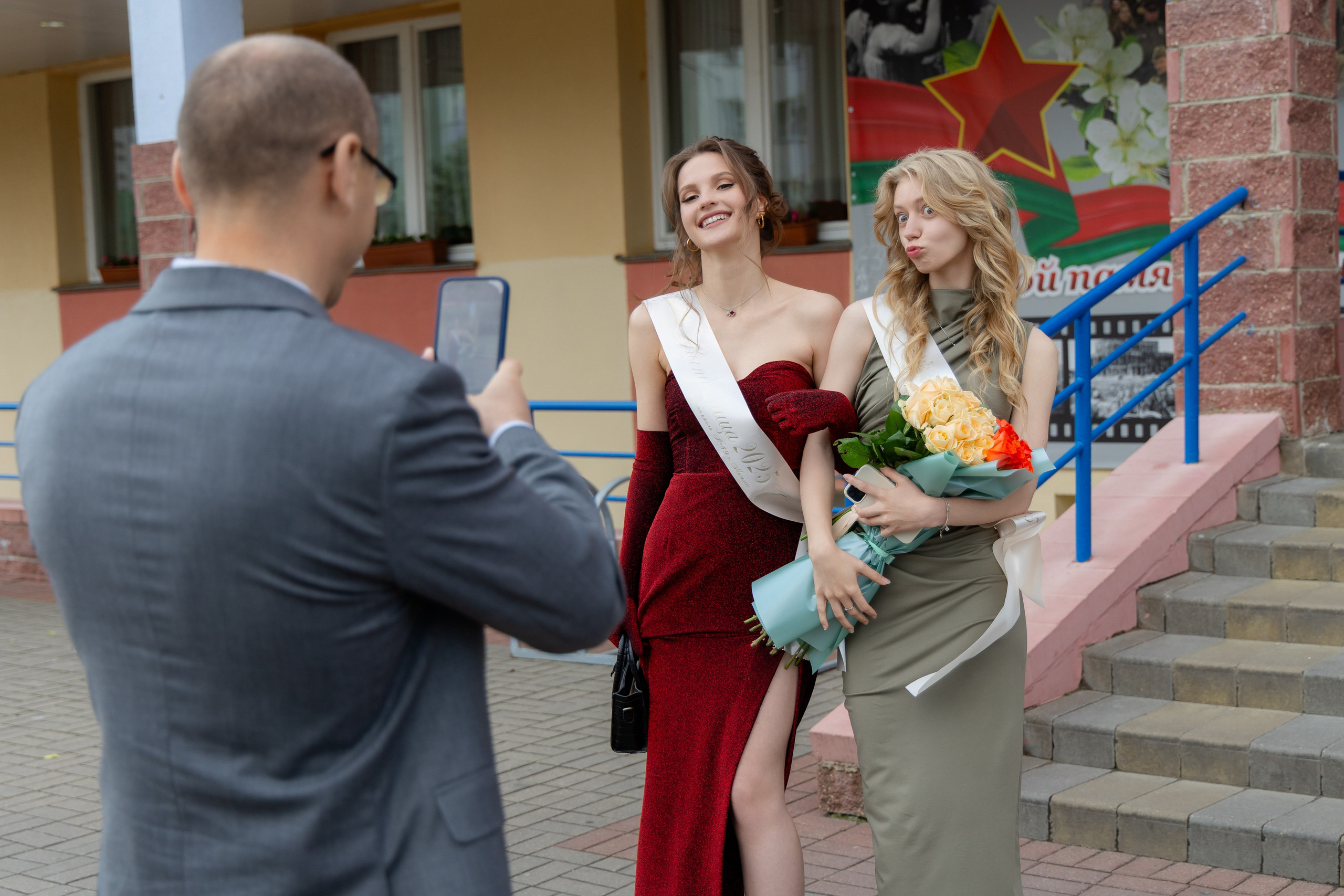 Школьный выпускной 2025 год в Минске, Беларуси. Свадебный фотограф в Минске/Беларуси Сергей Спиридонов