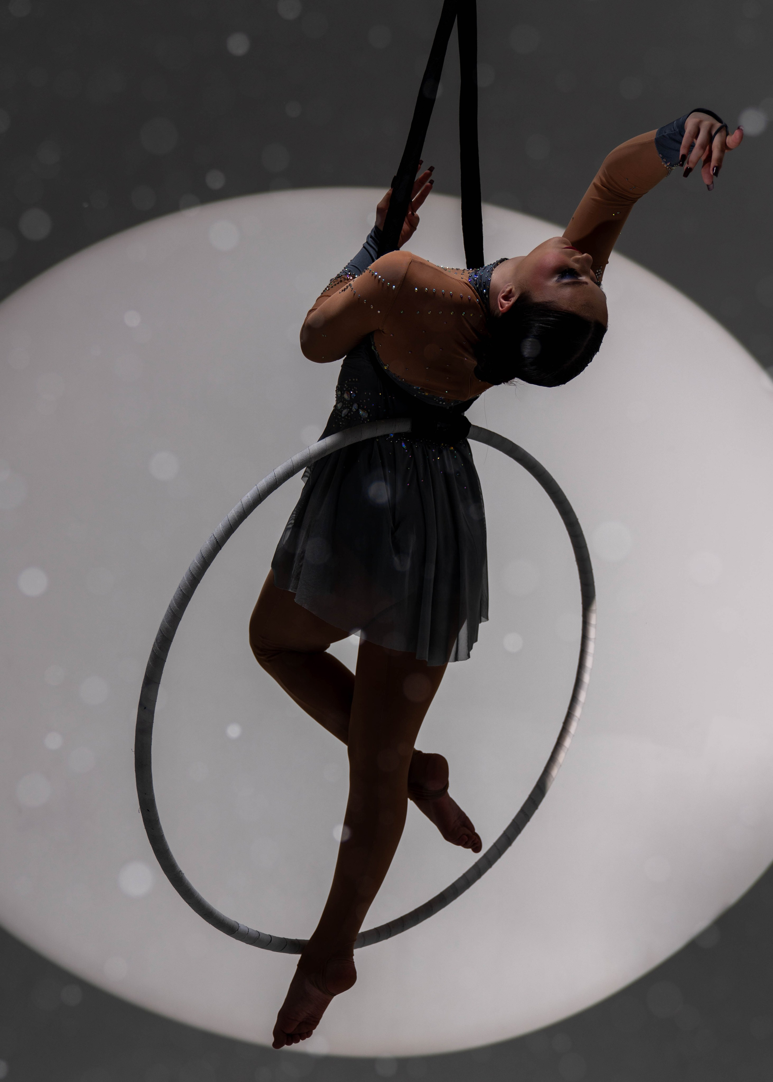 Художественная фотосессия воздушных гимнастов в зале фотостудии