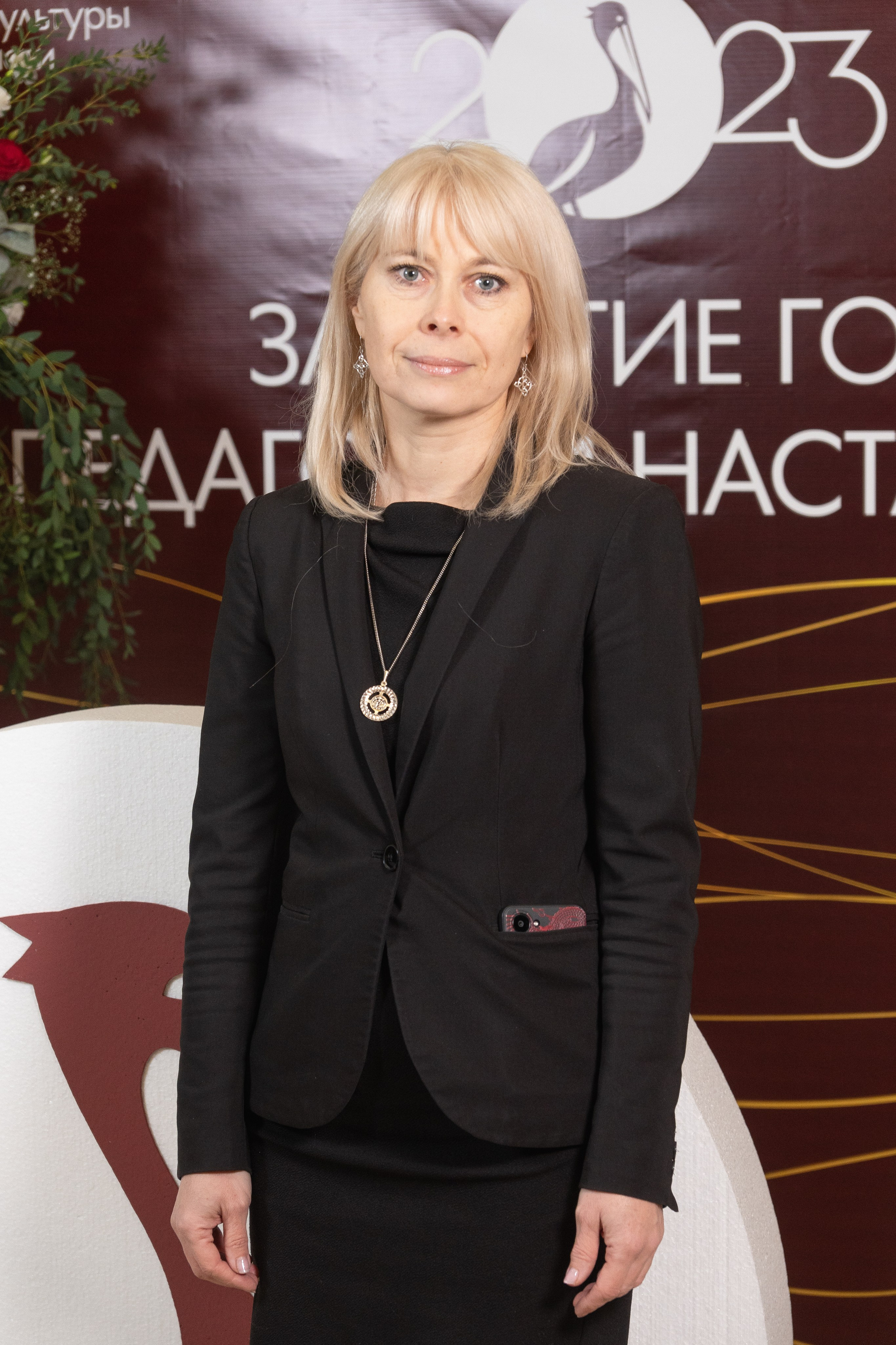 Музыкальный театр. Занимаюсь профессиональной фотографией и живу рядом с Байкалом. Работаю в разных жанрах