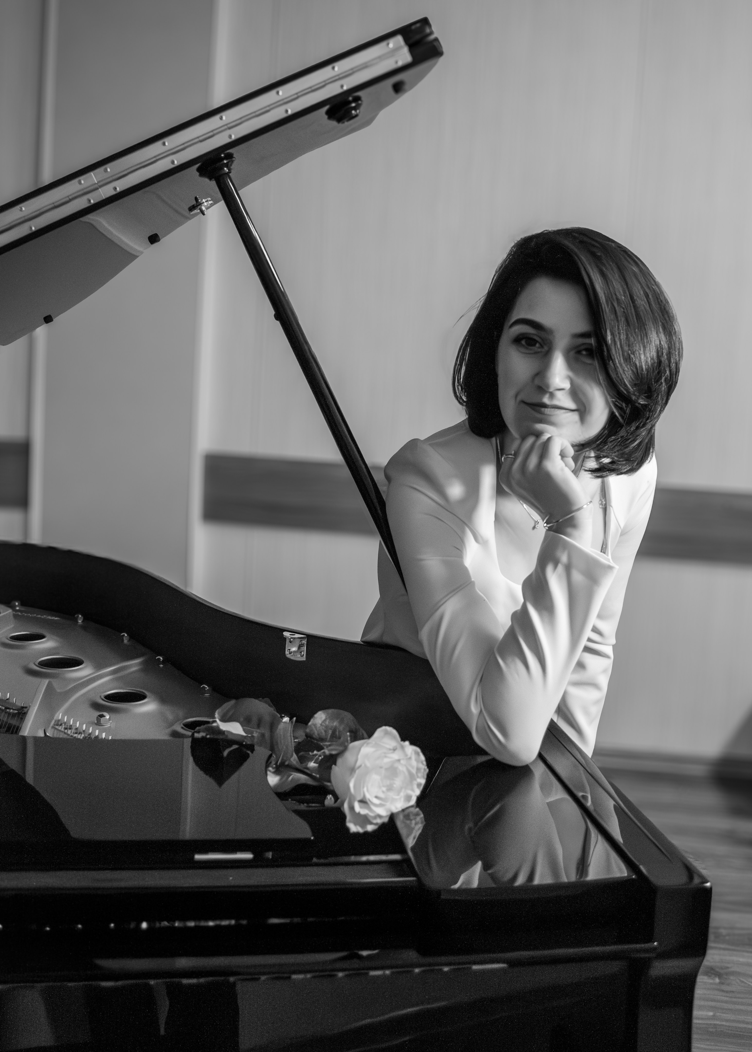 Женский бизнес-портрет в ЧБ — классическая студийная фотосессия