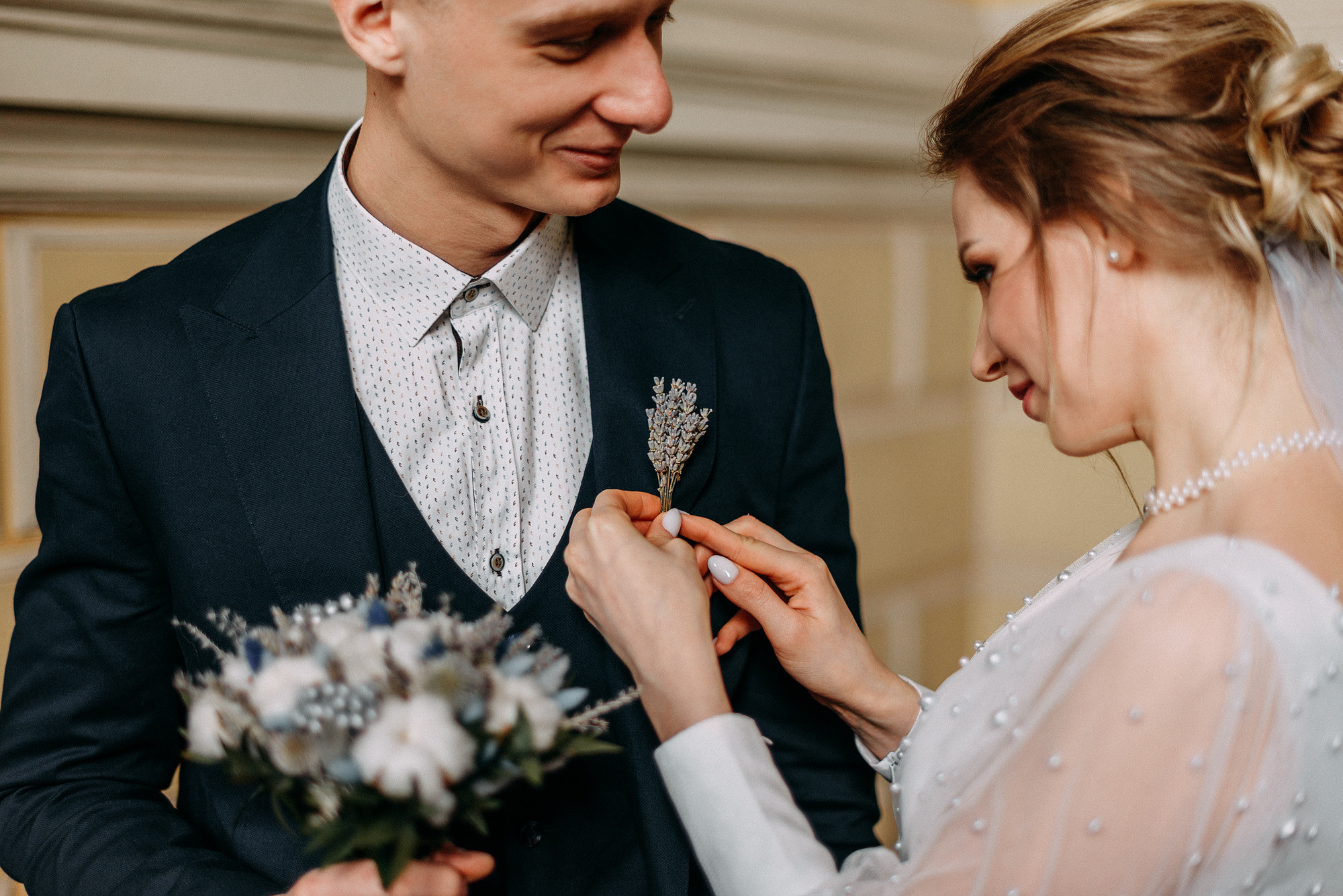 невеста поправляет бутоньерку жениху