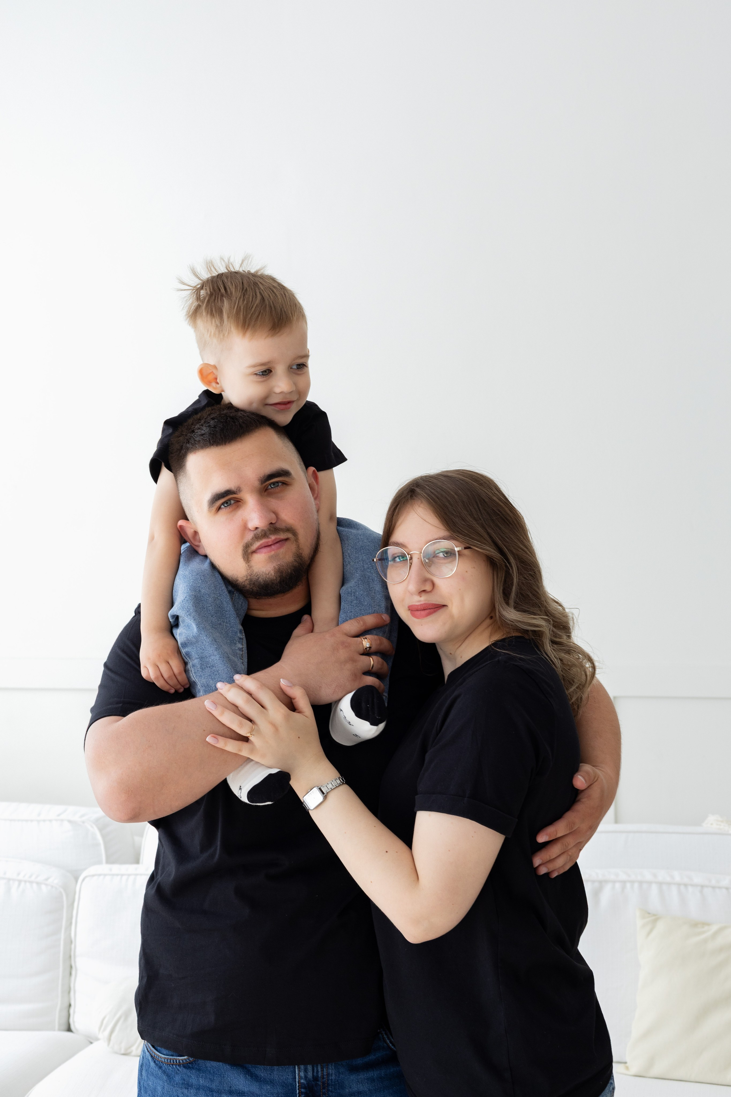 Семейная фотосессия в студии (Михаил, Крестина и Макар). Женский фотограф в Орске Новотроицке Динара Долганова