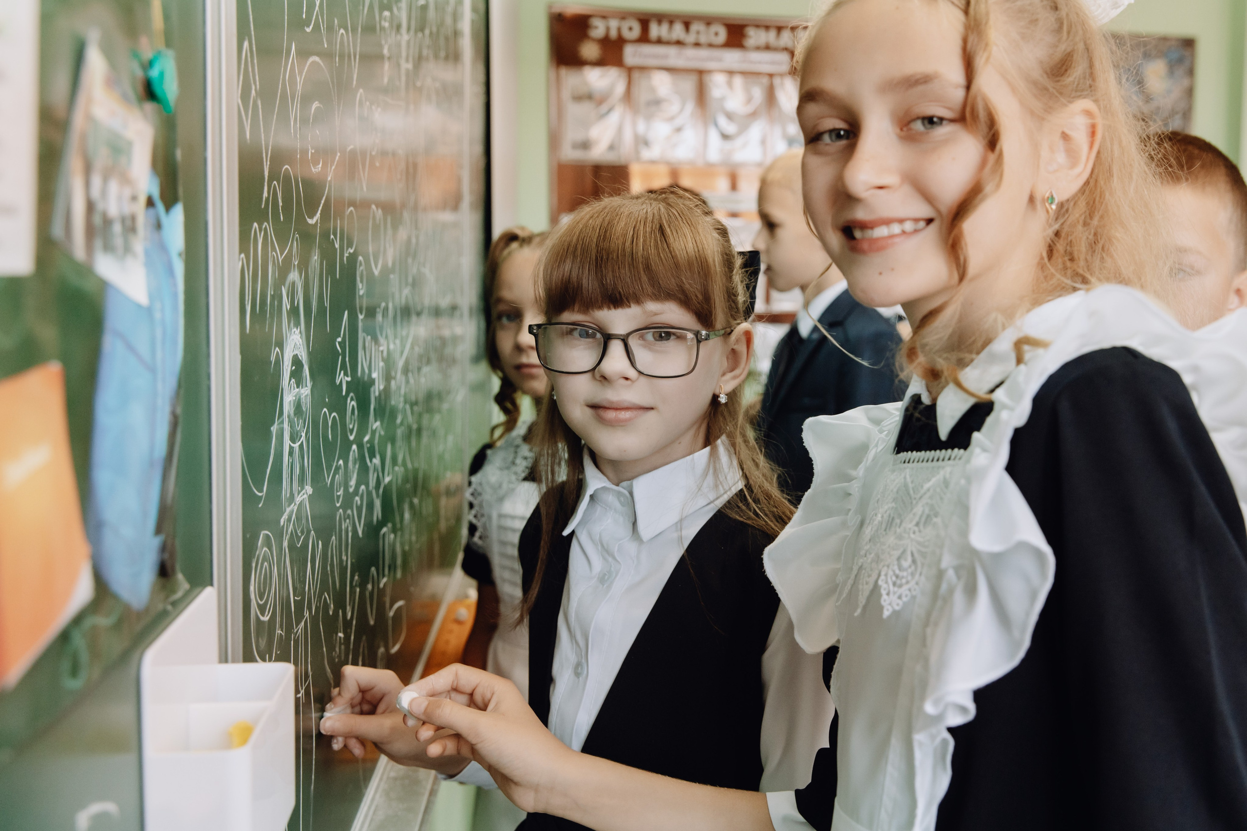 Школьные альбомы в Чернянке. Фотограф Максим Никонов