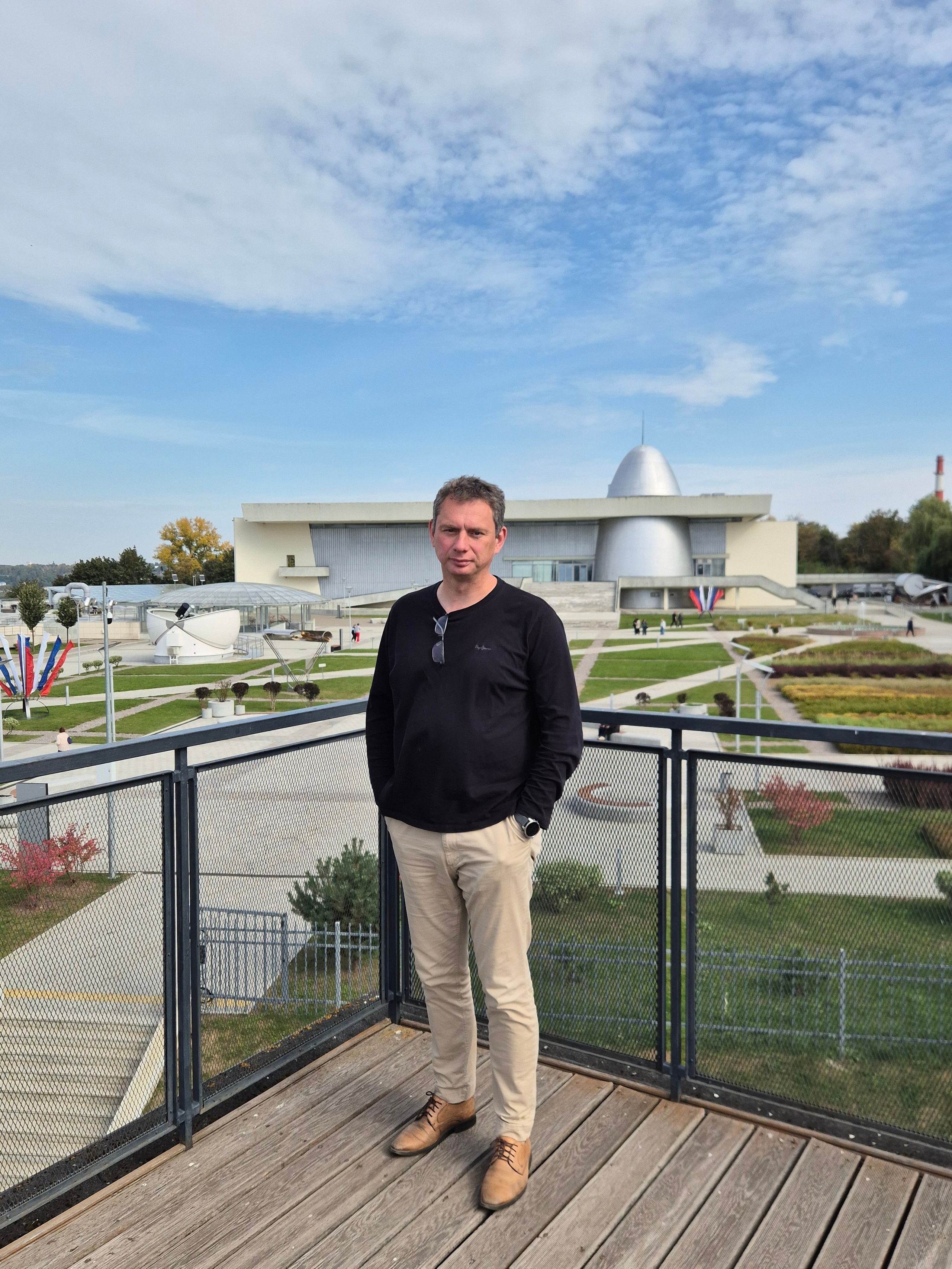 Большая экспозиция и на открытой площадке перед музеем