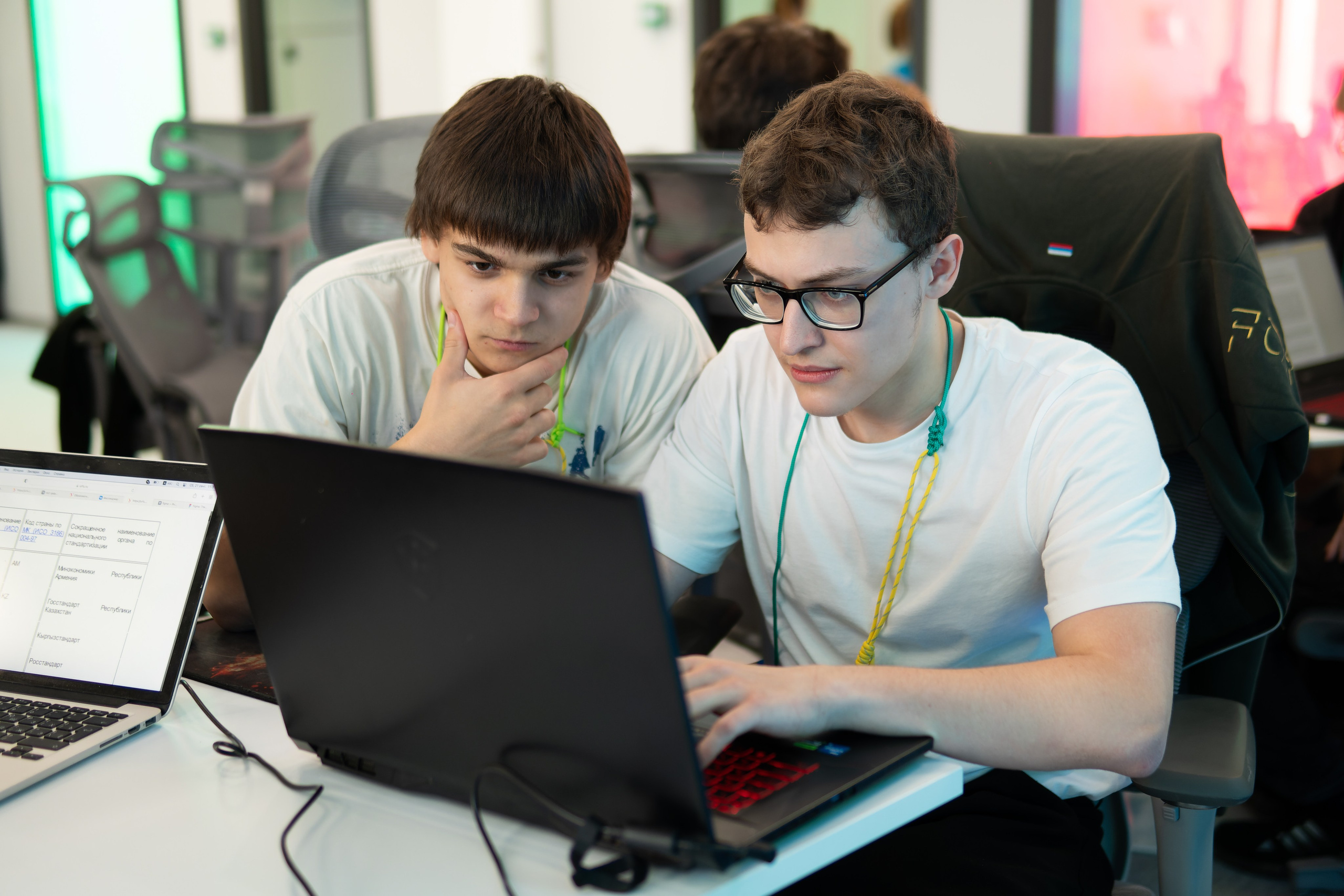 Студенты за ноутбуком
