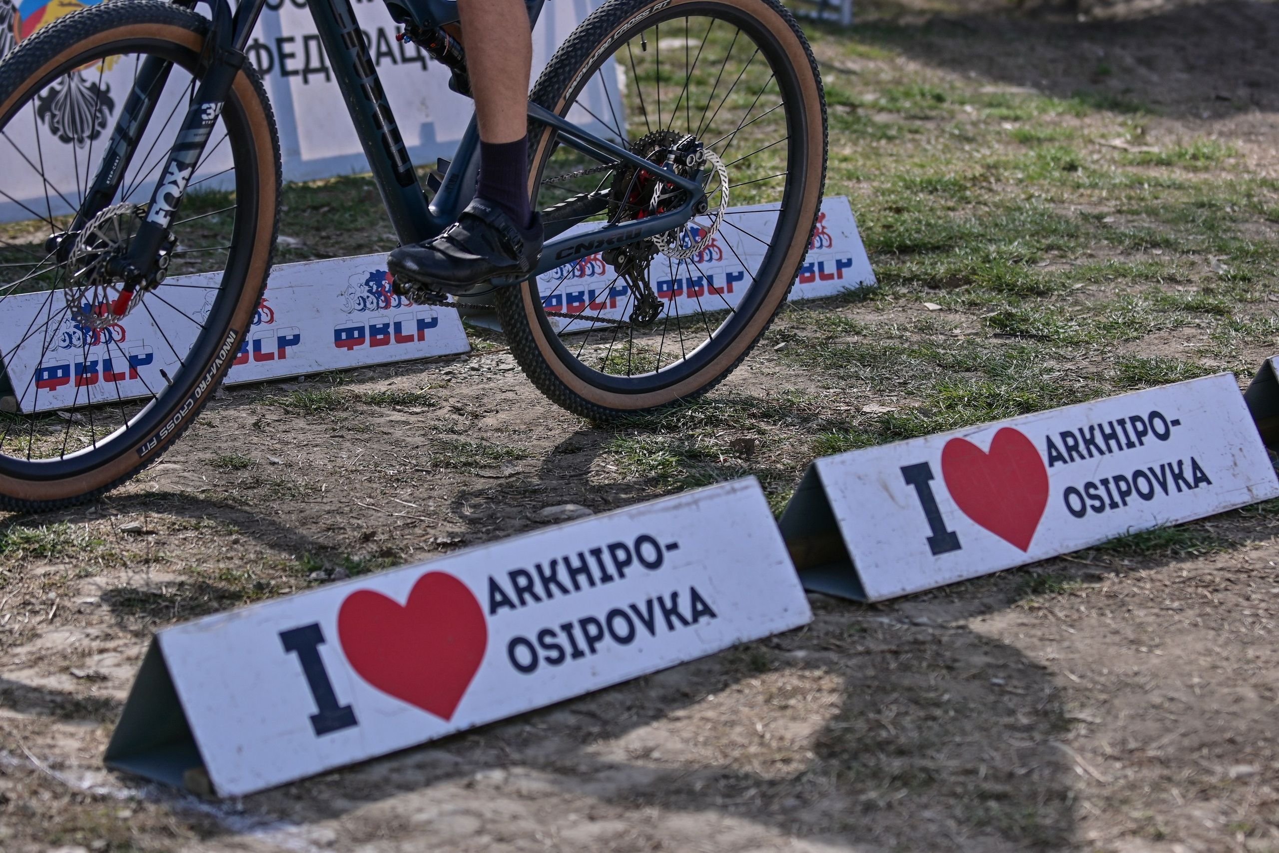 Маунтинбайк, кросс-кантри в Архипо-Осиповке 16 марта 2025. Спортивный фотограф, фотожурналист Павел Ларькин