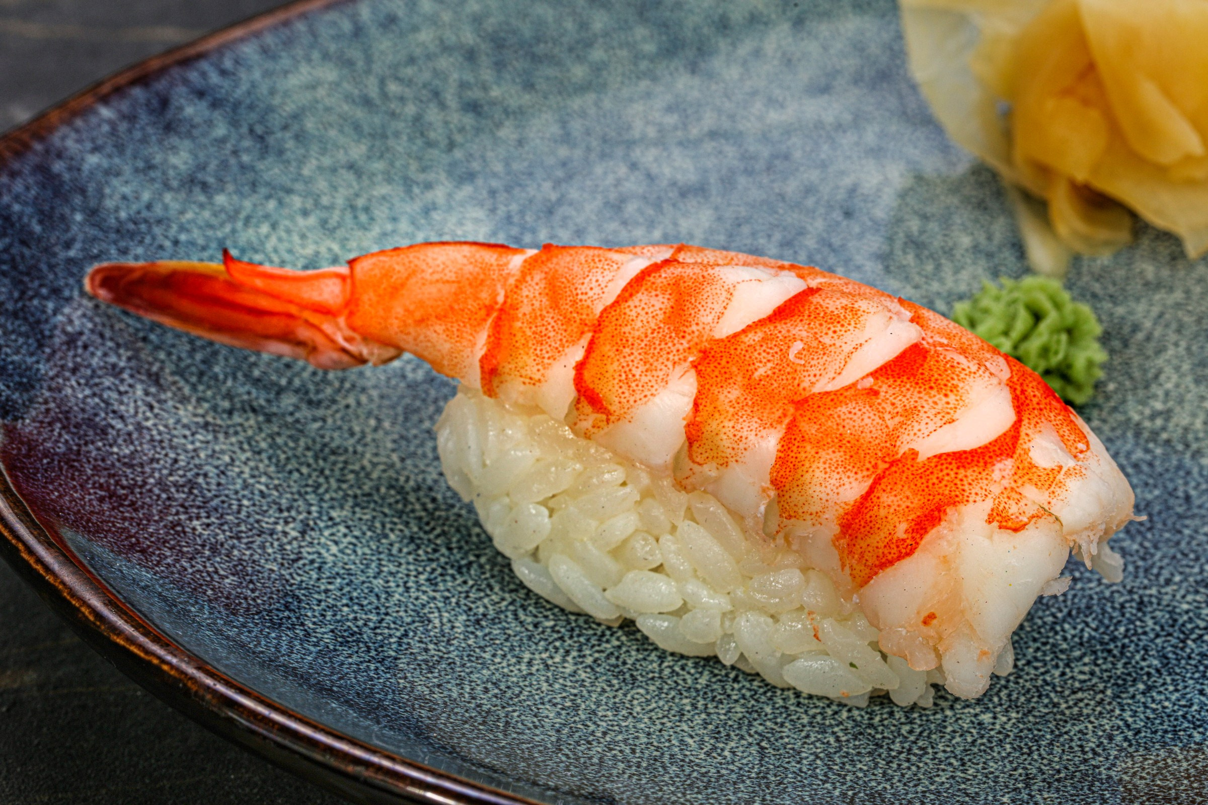 Фотосъемка суши и роллов. Заказ по тел.: +7 (906) 006-90-22. Фуд-фотограф Андрей Старостин — съемка еды в Москве. 9000 руб. в час